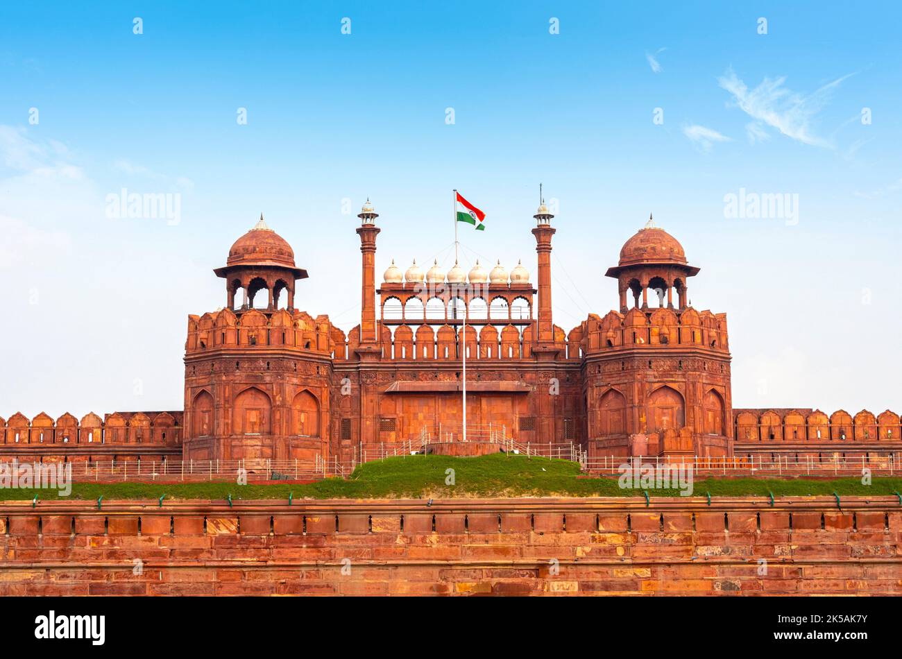 Blick auf das Rote Fort, Lahori Gate während des sonnigen Sommertages in Neu Delhi, Indien Stockfoto