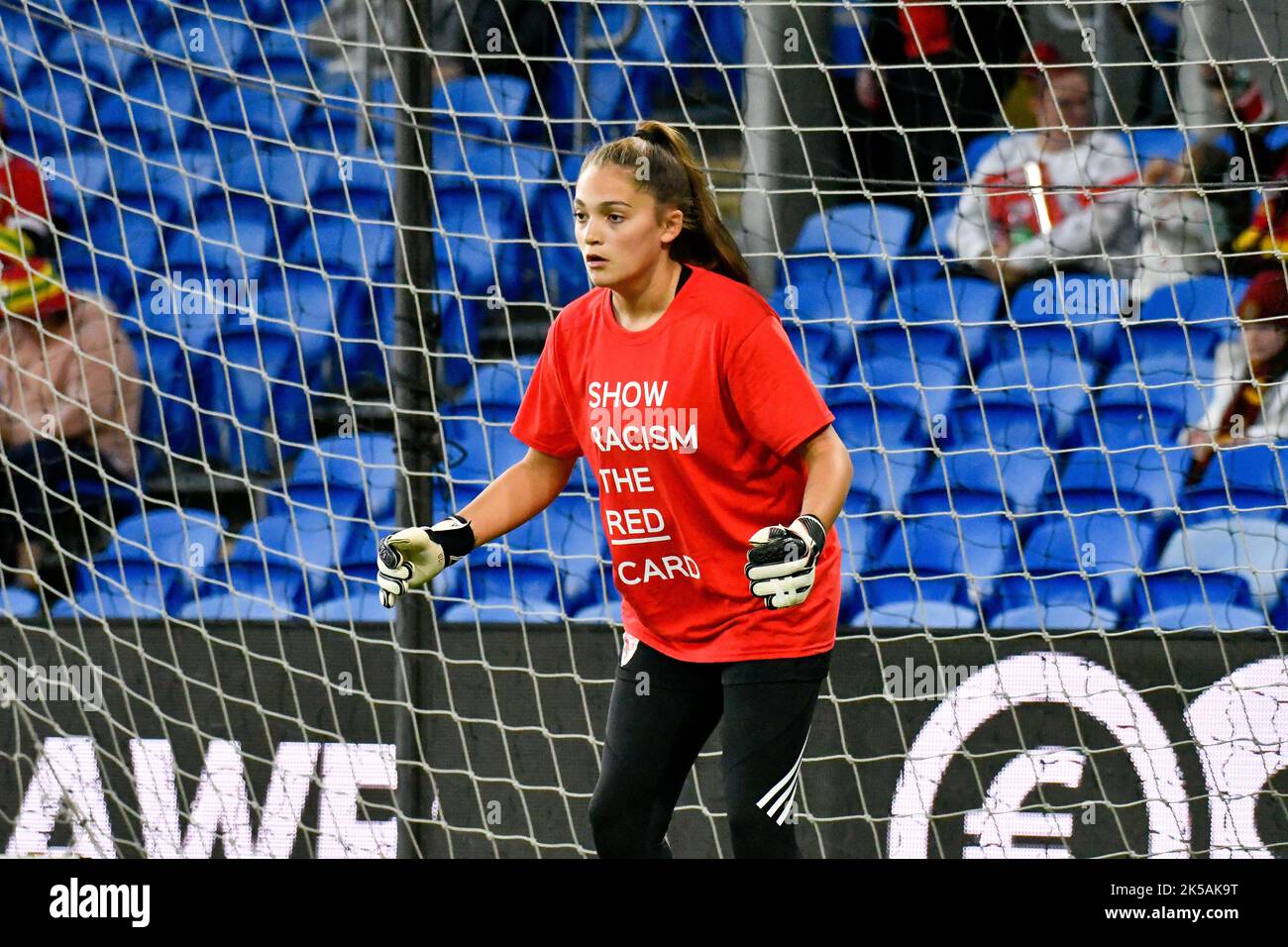Cardiff, Wales. 6. Oktober 2022. Torhüterin Sofia Middleton-Patel aus Wales trägt am 6. Oktober 2022 im Cardiff City Stadium in Cardiff, Wales, Großbritannien, ein Show Racism The Red Card T-Shirt während des Vorspiels vor dem FIFA Women's World Cup Play-Off-Spiel zwischen Wales und Bosnien und Herzegowina. Quelle: Duncan Thomas/Majestic Media. Stockfoto Cardiff, Wales. 6. Oktober 2022. Torhüterin Sofia Middleton-Patel aus Wales trägt am 6. Oktober 2022 im Cardiff City Stadium in Cardiff, Wales, Großbritannien, ein Show Racism The Red Card T-Shirt während des Vorspiels vor dem FIFA Women's World Cup Play-Off-Spiel zwischen Wales und Bosnien und Herzegowina. Quelle: Duncan Thomas/Majestic Media. Stockfoto