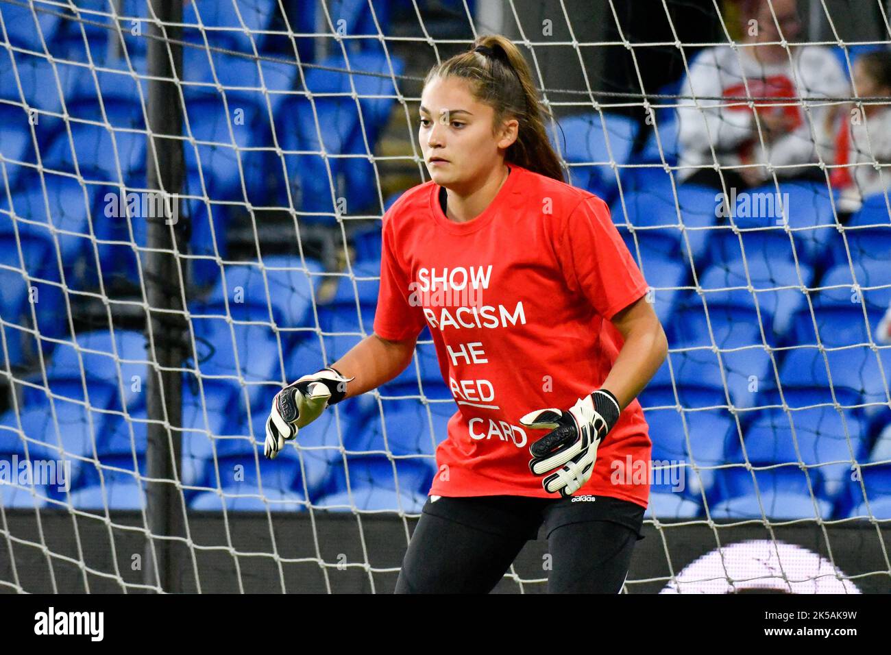 Cardiff, Wales. 6. Oktober 2022. Torhüterin Sofia Middleton-Patel aus Wales trägt am 6. Oktober 2022 im Cardiff City Stadium in Cardiff, Wales, Großbritannien, ein Show Racism The Red Card T-Shirt während des Vorspiels vor dem FIFA Women's World Cup Play-Off-Spiel zwischen Wales und Bosnien und Herzegowina. Quelle: Duncan Thomas/Majestic Media. Stockfoto Cardiff, Wales. 6. Oktober 2022. Torhüterin Sofia Middleton-Patel aus Wales trägt am 6. Oktober 2022 im Cardiff City Stadium in Cardiff, Wales, Großbritannien, ein Show Racism The Red Card T-Shirt während des Vorspiels vor dem FIFA Women's World Cup Play-Off-Spiel zwischen Wales und Bosnien und Herzegowina. Quelle: Duncan Thomas/Majestic Media. Stockfoto