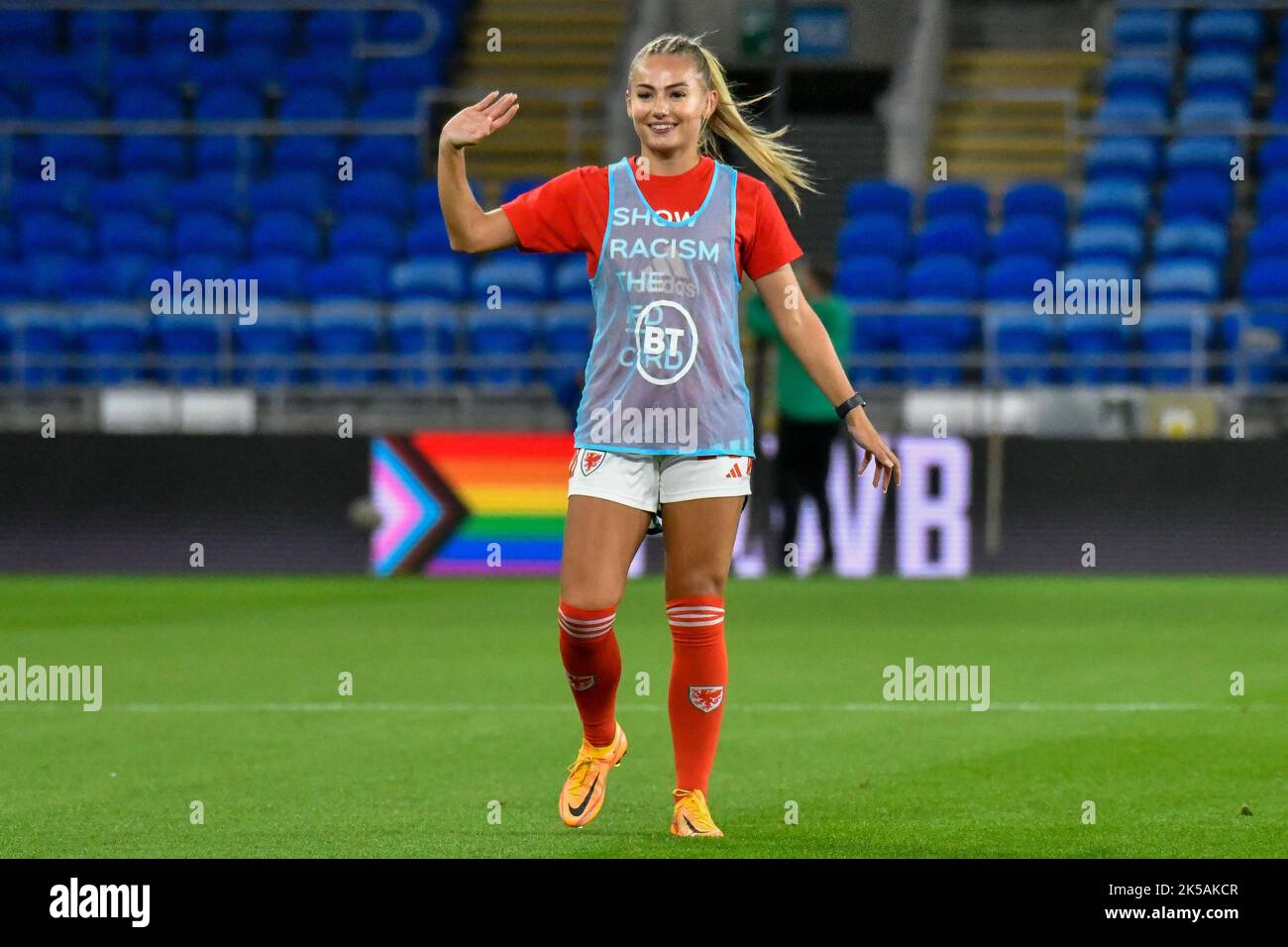 Cardiff, Wales. 6. Oktober 2022. Charlie Estcourt aus Wales winkt der Menge während des Vorspielwarmer vor dem FIFA Frauen-WM-Play-Off-Spiel zwischen Wales und Bosnien und Herzegowina am 6. Oktober 2022 im Cardiff City Stadium in Cardiff, Wales, Großbritannien, zu. Quelle: Duncan Thomas/Majestic Media. Stockfoto Cardiff, Wales. 6. Oktober 2022. Charlie Estcourt aus Wales winkt der Menge während des Vorspielwarmer vor dem FIFA Frauen-WM-Play-Off-Spiel zwischen Wales und Bosnien und Herzegowina am 6. Oktober 2022 im Cardiff City Stadium in Cardiff, Wales, Großbritannien, zu. Quelle: Duncan Thomas/Majestic Media. Stockfoto