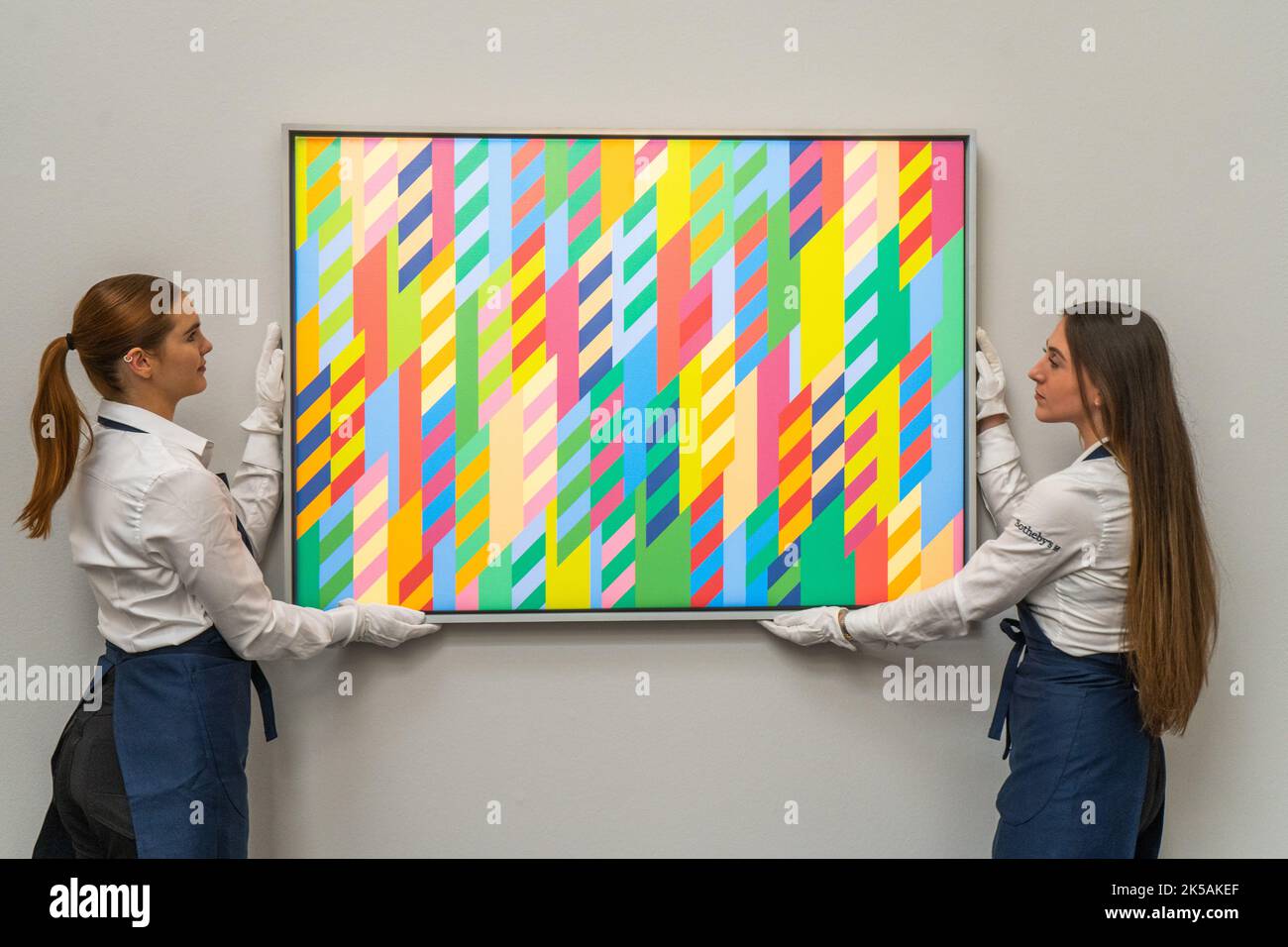 London, Großbritannien. 7 Oktober 2022 . BRIDGET RILEY, Summer Shades mit einer Schätzung von 600.000 bis 800.000 GBP. Vorschau auf den Verkauf zeitgenössischer Kunst in der Sotheby's New Bond Street im Vorfeld der Live-Auktion am 14. Oktober Credit: amer ghazzal/Alamy Live News. Stockfoto