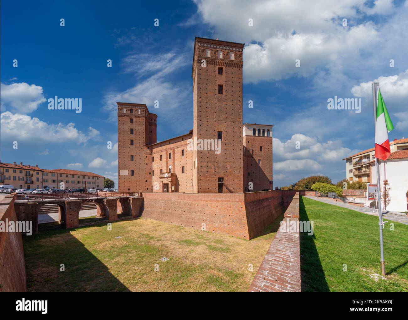 Fossano, Piemont, Italien - 09. September 2022: Das Schloss der Fürsten von Acaja (14.. Jahrhundert) mit den Türmen, dem Graben und der Zugangsbrücke und der Burg Stockfoto