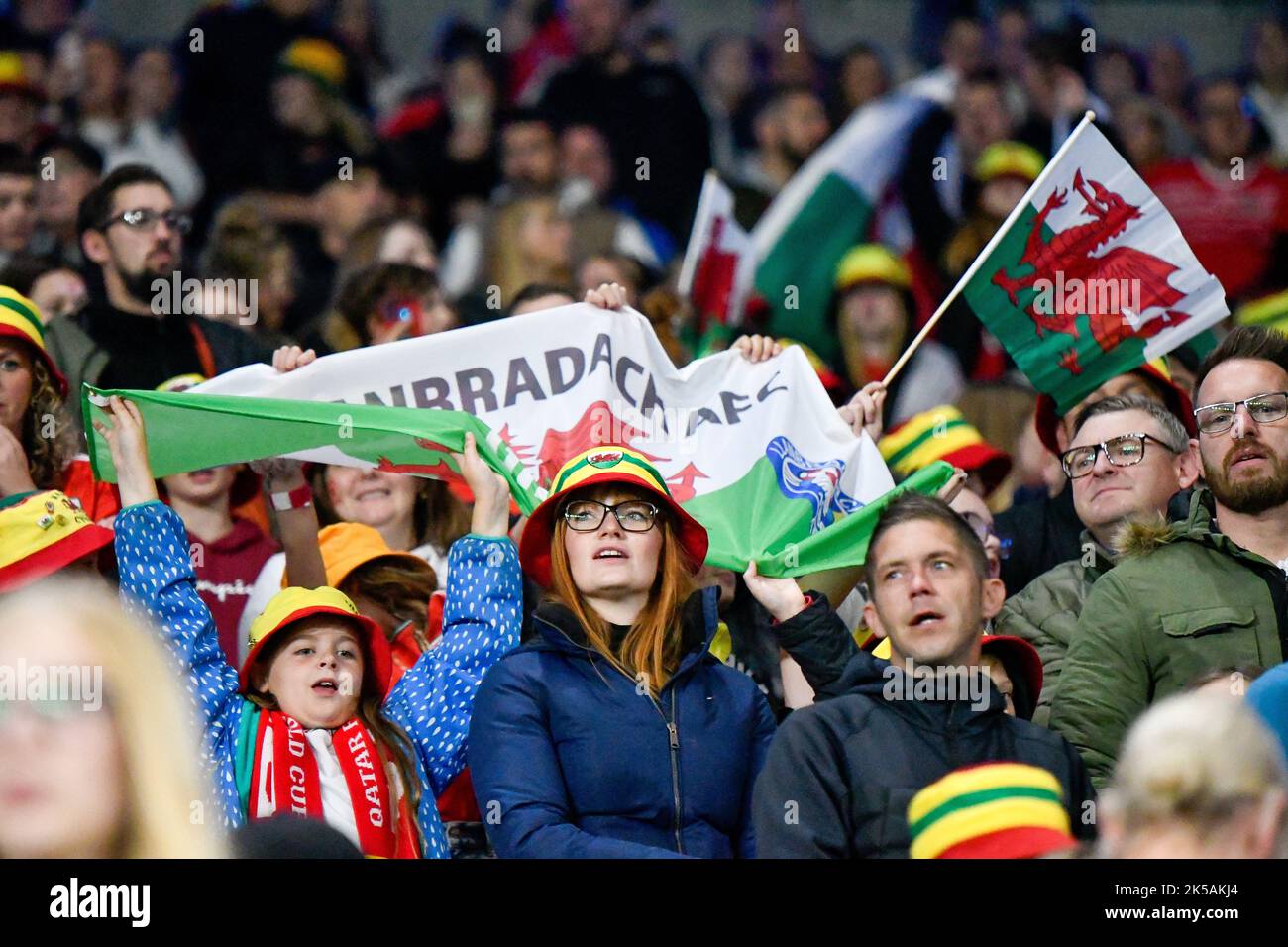 Cardiff, Wales. 6. Oktober 2022. Walisische Fußballfans während des FIFA Women's World Cup Play-Off-Spiels zwischen Wales und Bosnien und Herzegowina im Cardiff City Stadium in Cardiff, Wales, Großbritannien, am 6. Oktober 2022. Quelle: Duncan Thomas/Majestic Media. Stockfoto Cardiff, Wales. 6. Oktober 2022. Walisische Fußballfans während des FIFA Women's World Cup Play-Off-Spiels zwischen Wales und Bosnien und Herzegowina im Cardiff City Stadium in Cardiff, Wales, Großbritannien, am 6. Oktober 2022. Quelle: Duncan Thomas/Majestic Media. Stockfoto
