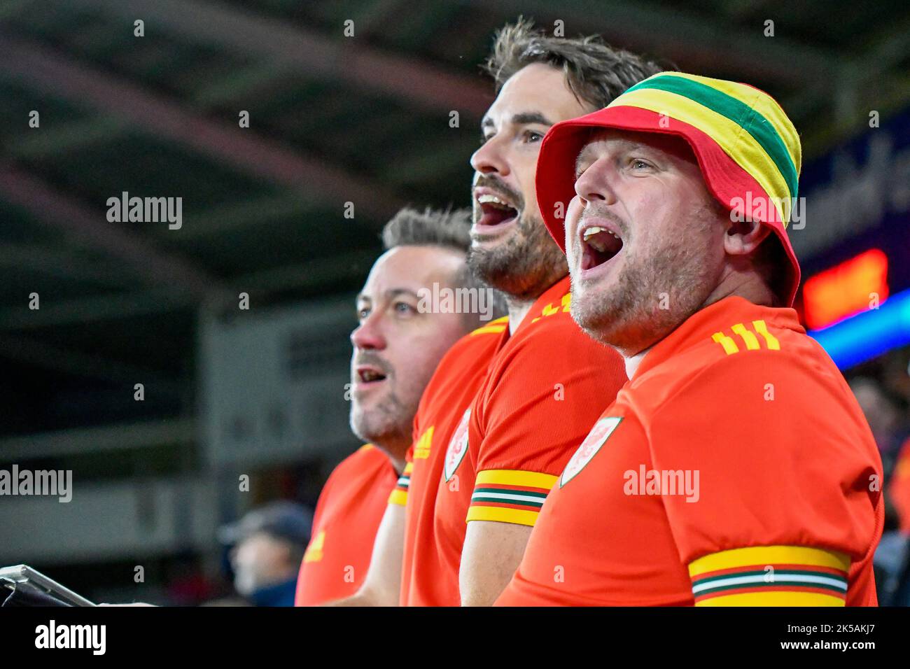 Cardiff, Wales. 6. Oktober 2022. Walisische Fans singen die Nationalhymne vor dem Play-Off-Spiel der FIFA Frauen zwischen Wales und Bosnien und Herzegowina am 6. Oktober 2022 im Cardiff City Stadium in Cardiff, Wales, Großbritannien. Quelle: Duncan Thomas/Majestic Media. Stockfoto Cardiff, Wales. 6. Oktober 2022. Walisische Fans singen die Nationalhymne vor dem Play-Off-Spiel der FIFA Frauen zwischen Wales und Bosnien und Herzegowina am 6. Oktober 2022 im Cardiff City Stadium in Cardiff, Wales, Großbritannien. Quelle: Duncan Thomas/Majestic Media. Stockfoto