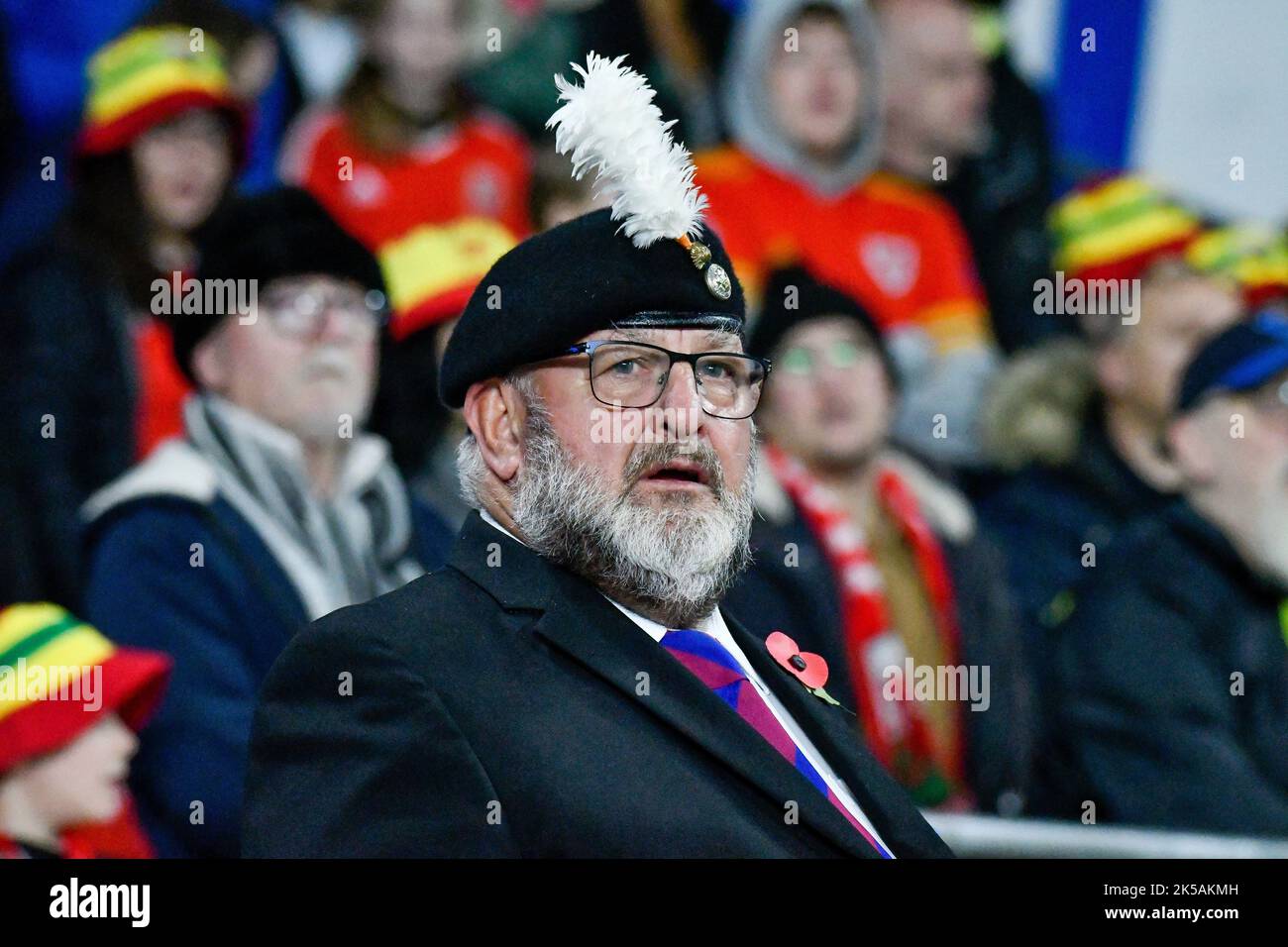 Cardiff, Wales. 6. Oktober 2022. Ein walisischer Kriegsveteran singt die Nationalhymne vor dem FIFA Women's World Cup Play-Off-Spiel zwischen Wales und Bosnien und Herzegowina am 6. Oktober 2022 im Cardiff City Stadium in Cardiff, Wales, Großbritannien. Quelle: Duncan Thomas/Majestic Media. Stockfoto Cardiff, Wales. 6. Oktober 2022. Ein walisischer Kriegsveteran singt die Nationalhymne vor dem FIFA Women's World Cup Play-Off-Spiel zwischen Wales und Bosnien und Herzegowina am 6. Oktober 2022 im Cardiff City Stadium in Cardiff, Wales, Großbritannien. Quelle: Duncan Thomas/Majestic Media. Stockfoto