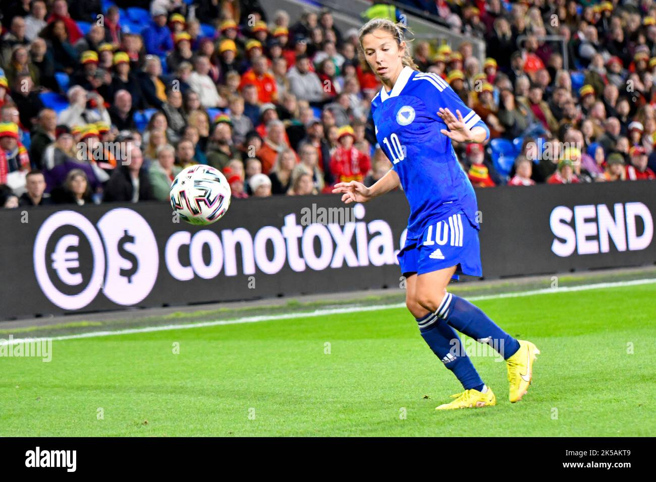 Cardiff, Wales. 6. Oktober 2022. Selma Kapetanovic aus Bosnien und Herzegowina in Aktion während des FIFA Frauen-WM-Play-Off-Spiels zwischen Wales und Bosnien und Herzegowina am 6. Oktober 2022 im Cardiff City Stadium in Cardiff, Wales, Großbritannien. Quelle: Duncan Thomas/Majestic Media. Stockfoto Cardiff, Wales. 6. Oktober 2022. Selma Kapetanovic aus Bosnien und Herzegowina in Aktion während des FIFA Frauen-WM-Play-Off-Spiels zwischen Wales und Bosnien und Herzegowina am 6. Oktober 2022 im Cardiff City Stadium in Cardiff, Wales, Großbritannien. Quelle: Duncan Thomas/Majestic Media. Stockfoto