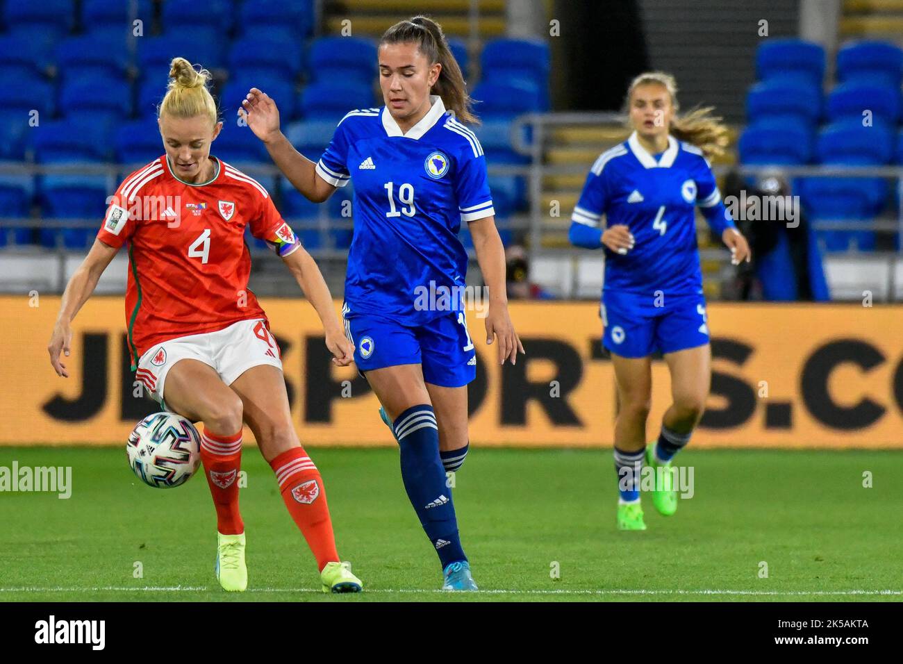 Cardiff, Wales. 6. Oktober 2022. Sophie ingle aus Wales stellt die Herausforderung von Minela Gačanica aus Bosnien und Herzegowina während des FIFA Frauen-WM-Play-Off-Spiels zwischen Wales und Bosnien und Herzegowina am 6. Oktober 2022 im Cardiff City Stadium in Cardiff, Wales, Großbritannien, ab. Quelle: Duncan Thomas/Majestic Media. Stockfoto Cardiff, Wales. 6. Oktober 2022. Sophie ingle aus Wales stellt die Herausforderung von Minela Gačanica aus Bosnien und Herzegowina während des FIFA Frauen-WM-Play-Off-Spiels zwischen Wales und Bosnien und Herzegowina am 6. Oktober 2022 im Cardiff City Stadium in Cardiff, Wales, Großbritannien, ab. Quelle: Duncan Thomas/Majestic Media. Stockfoto