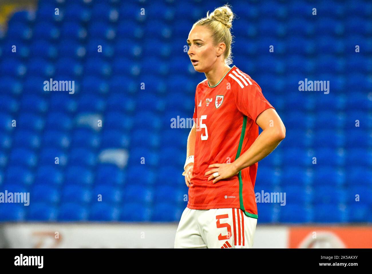 Cardiff, Wales. 6. Oktober 2022. Rhiannon Roberts aus Wales während des FIFA Frauen-WM-Play-Off-Spiels zwischen Wales und Bosnien und Herzegowina am 6. Oktober 2022 im Cardiff City Stadium in Cardiff, Wales, Großbritannien. Quelle: Duncan Thomas/Majestic Media. Stockfoto Cardiff, Wales. 6. Oktober 2022. Rhiannon Roberts aus Wales während des FIFA Frauen-WM-Play-Off-Spiels zwischen Wales und Bosnien und Herzegowina am 6. Oktober 2022 im Cardiff City Stadium in Cardiff, Wales, Großbritannien. Quelle: Duncan Thomas/Majestic Media. Stockfoto