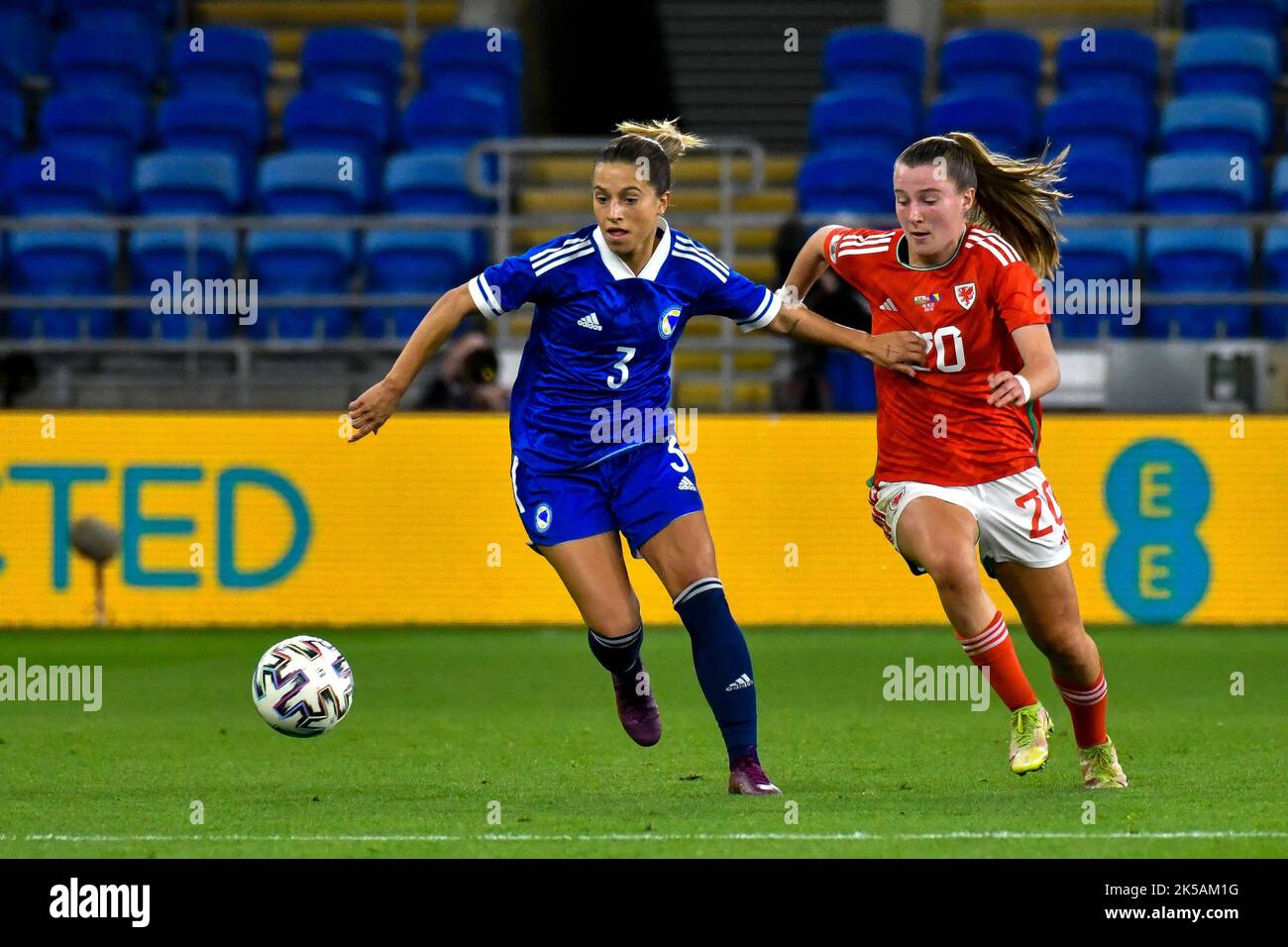 Cardiff, Wales. 6. Oktober 2022. Ena Šabanagić aus Bosnien und Herzegowina hält die Herausforderung von Carrie Jones aus Wales während des FIFA Women's World Cup Play-Off-Spiels zwischen Wales und Bosnien und Herzegowina am 6. Oktober 2022 im Cardiff City Stadium in Cardiff, Wales, Großbritannien, ab. Quelle: Duncan Thomas/Majestic Media. Stockfoto Cardiff, Wales. 6. Oktober 2022. Ena Šabanagić aus Bosnien und Herzegowina hält die Herausforderung von Carrie Jones aus Wales während des FIFA Women's World Cup Play-Off-Spiels zwischen Wales und Bosnien und Herzegowina am 6. Oktober 2022 im Cardiff City Stadium in Cardiff, Wales, Großbritannien, ab. Quelle: Duncan Thomas/Majestic Media. Stockfoto