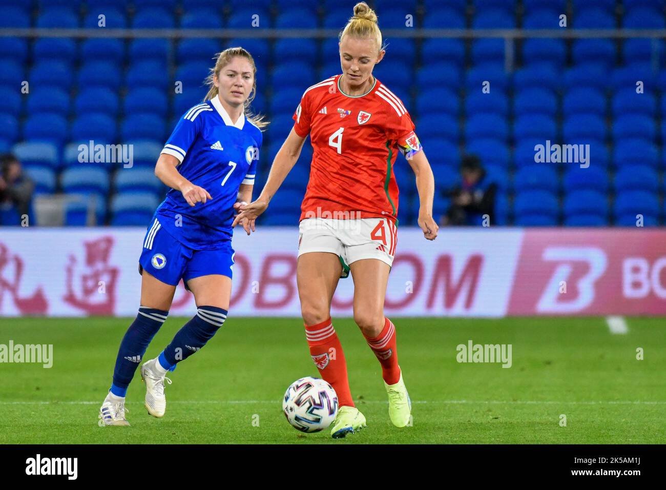 Cardiff, Wales. 6. Oktober 2022. Sophie ingle aus Wales wurde am 6. Oktober 2022 vom bosnisch-herzegowinischen Dajana Spasojevic während des FIFA Frauen-WM-Play-Off-Spiels zwischen Wales und Bosnien und Herzegowina im Cardiff City Stadium in Cardiff, Wales, Großbritannien, unter Druck gesetzt. Quelle: Duncan Thomas/Majestic Media. Stockfoto Cardiff, Wales. 6. Oktober 2022. Sophie ingle aus Wales wurde am 6. Oktober 2022 vom bosnisch-herzegowinischen Dajana Spasojevic während des FIFA Frauen-WM-Play-Off-Spiels zwischen Wales und Bosnien und Herzegowina im Cardiff City Stadium in Cardiff, Wales, Großbritannien, unter Druck gesetzt. Quelle: Duncan Thomas/Majestic Media. Stockfoto