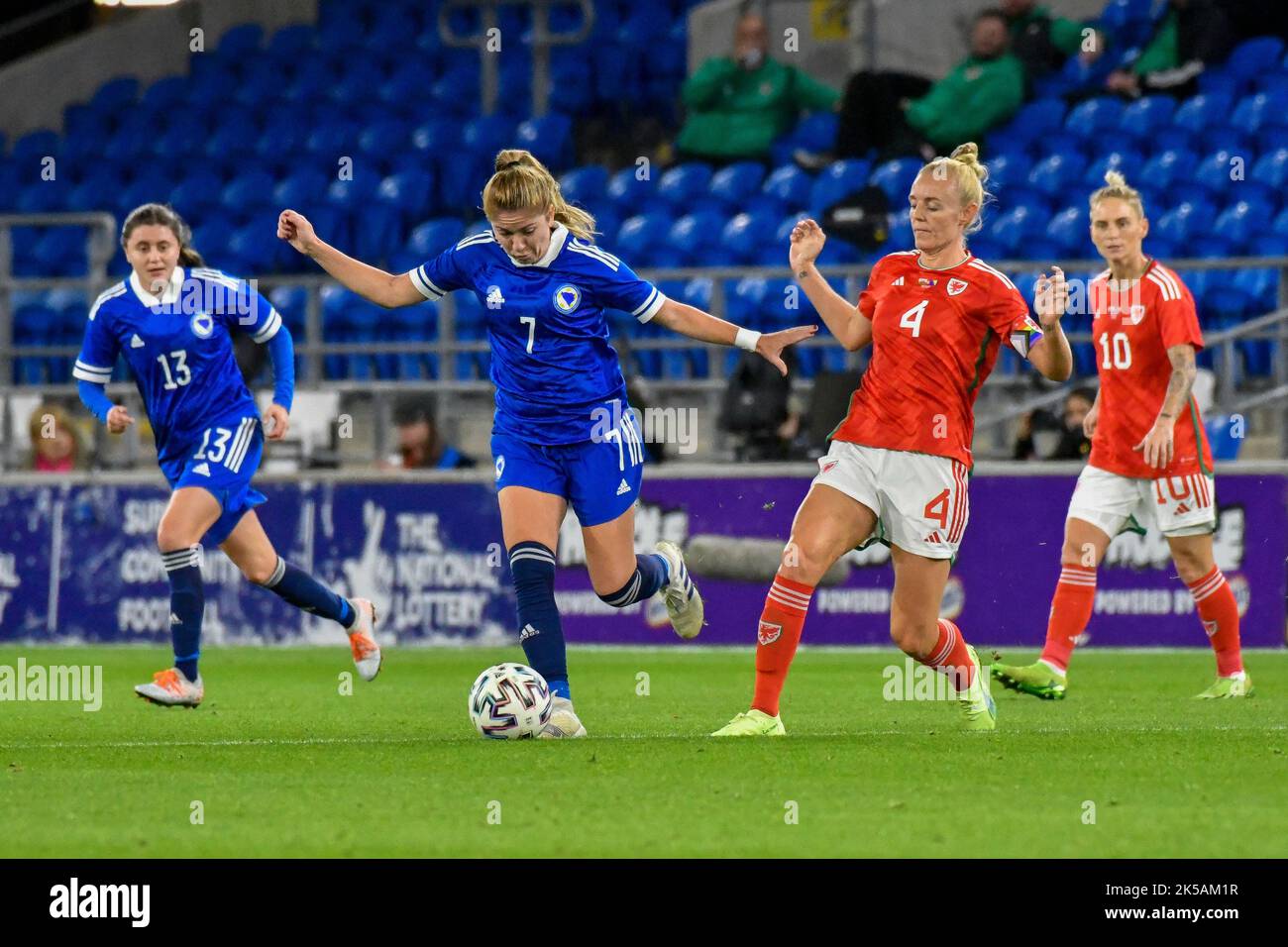 Cardiff, Wales. 6. Oktober 2022. Dajana Spasojevic aus Bosnien und Herzegowina wurde am 6. Oktober 2022 unter dem Druck von Sophie ingle aus Wales während des FIFA Frauen-WM-Play-Off-Spiels zwischen Wales und Bosnien und Herzegowina im Cardiff City Stadium in Cardiff, Wales, Großbritannien, ausgetragen. Quelle: Duncan Thomas/Majestic Media. Stockfoto Cardiff, Wales. 6. Oktober 2022. Dajana Spasojevic aus Bosnien und Herzegowina wurde am 6. Oktober 2022 unter dem Druck von Sophie ingle aus Wales während des FIFA Frauen-WM-Play-Off-Spiels zwischen Wales und Bosnien und Herzegowina im Cardiff City Stadium in Cardiff, Wales, Großbritannien, ausgetragen. Quelle: Duncan Thomas/Majestic Media. Stockfoto