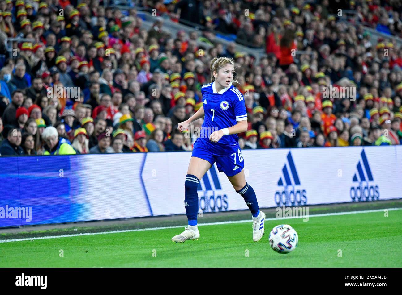 Cardiff, Wales. 6. Oktober 2022. Dajana Spasojevic aus Bosnien und Herzegowina in Aktion während des FIFA Frauen-WM-Play-Off-Spiels zwischen Wales und Bosnien und Herzegowina am 6. Oktober 2022 im Cardiff City Stadium in Cardiff, Wales, Großbritannien. Quelle: Duncan Thomas/Majestic Media. Stockfoto Cardiff, Wales. 6. Oktober 2022. Dajana Spasojevic aus Bosnien und Herzegowina in Aktion während des FIFA Frauen-WM-Play-Off-Spiels zwischen Wales und Bosnien und Herzegowina am 6. Oktober 2022 im Cardiff City Stadium in Cardiff, Wales, Großbritannien. Quelle: Duncan Thomas/Majestic Media. Stockfoto