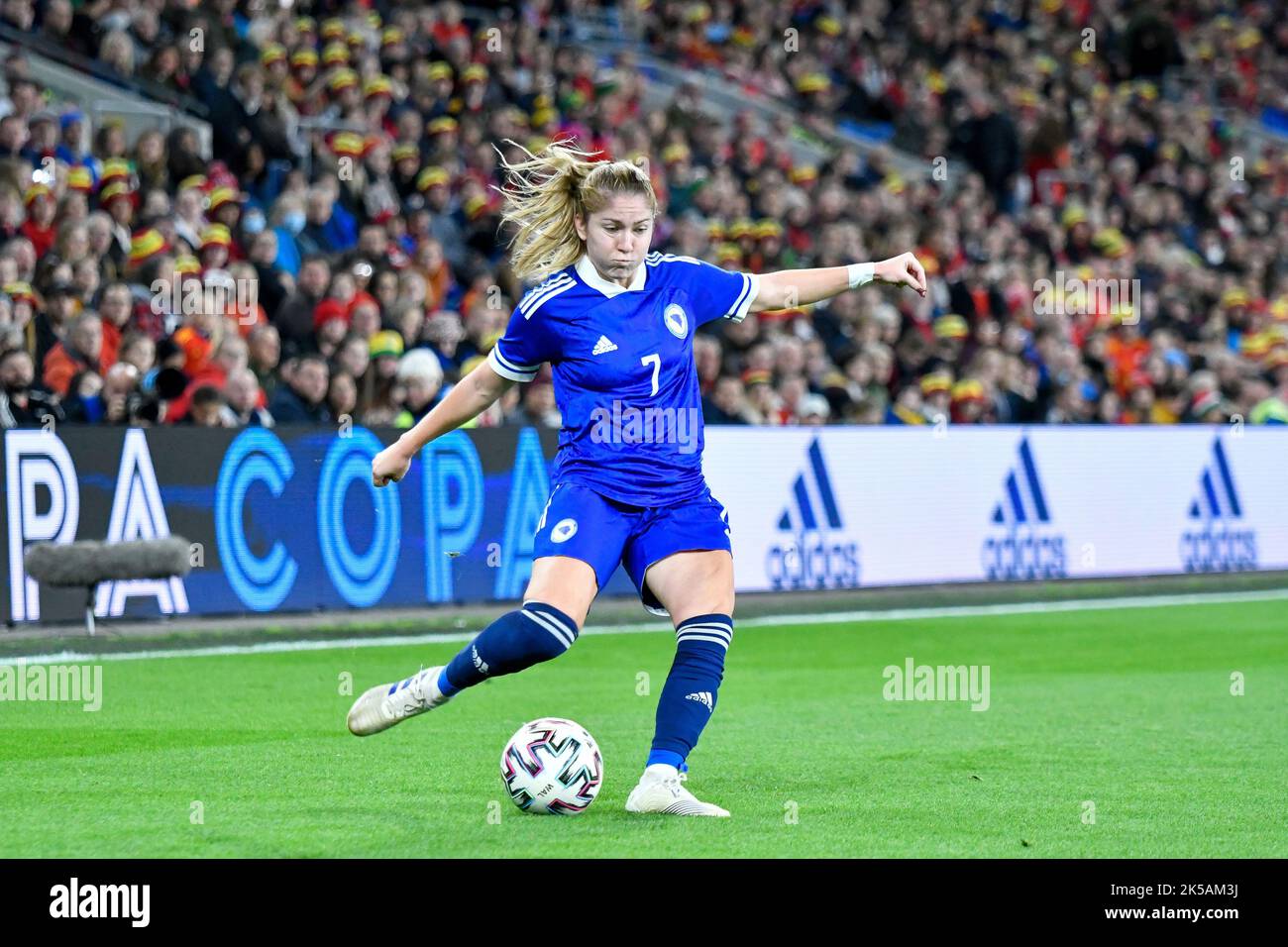 Cardiff, Wales. 6. Oktober 2022. Dajana Spasojevic aus Bosnien und Herzegowina überquert den Ball während des FIFA Frauen-WM-Play-Off-Spiels zwischen Wales und Bosnien und Herzegowina am 6. Oktober 2022 im Cardiff City Stadium in Cardiff, Wales, Großbritannien. Quelle: Duncan Thomas/Majestic Media. Stockfoto Cardiff, Wales. 6. Oktober 2022. Dajana Spasojevic aus Bosnien und Herzegowina überquert den Ball während des FIFA Frauen-WM-Play-Off-Spiels zwischen Wales und Bosnien und Herzegowina am 6. Oktober 2022 im Cardiff City Stadium in Cardiff, Wales, Großbritannien. Quelle: Duncan Thomas/Majestic Media. Stockfoto