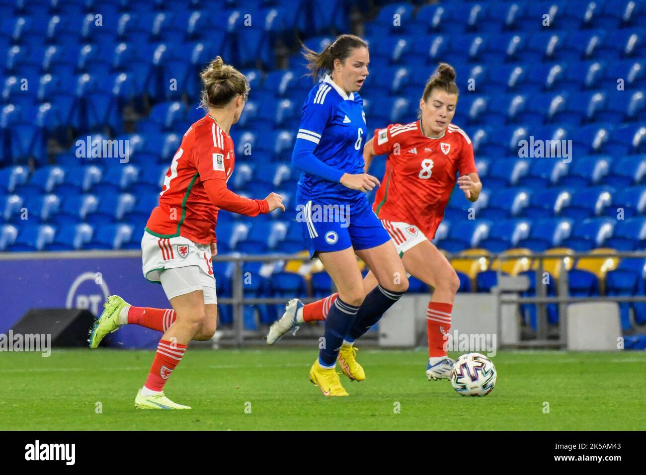 Cardiff, Wales. 6. Oktober 2022. Marija Milinković aus Bosnien und Herzegowina unter dem Druck von Hayley Ladd aus Wales und Angharad James aus Wales während des FIFA Frauen-WM-Play-Off-Spiels zwischen Wales und Bosnien und Herzegowina am 6. Oktober 2022 im Cardiff City Stadium in Cardiff, Wales, Großbritannien. Quelle: Duncan Thomas/Majestic Media. Stockfoto Cardiff, Wales. 6. Oktober 2022. Marija Milinković aus Bosnien und Herzegowina unter dem Druck von Hayley Ladd aus Wales und Angharad James aus Wales während des FIFA Frauen-WM-Play-Off-Spiels zwischen Wales und Bosnien und Herzegowina am 6. Oktober 2022 im Cardiff City Stadium in Cardiff, Wales, Großbritannien. Quelle: Duncan Thomas/Majestic Media. Stockfoto