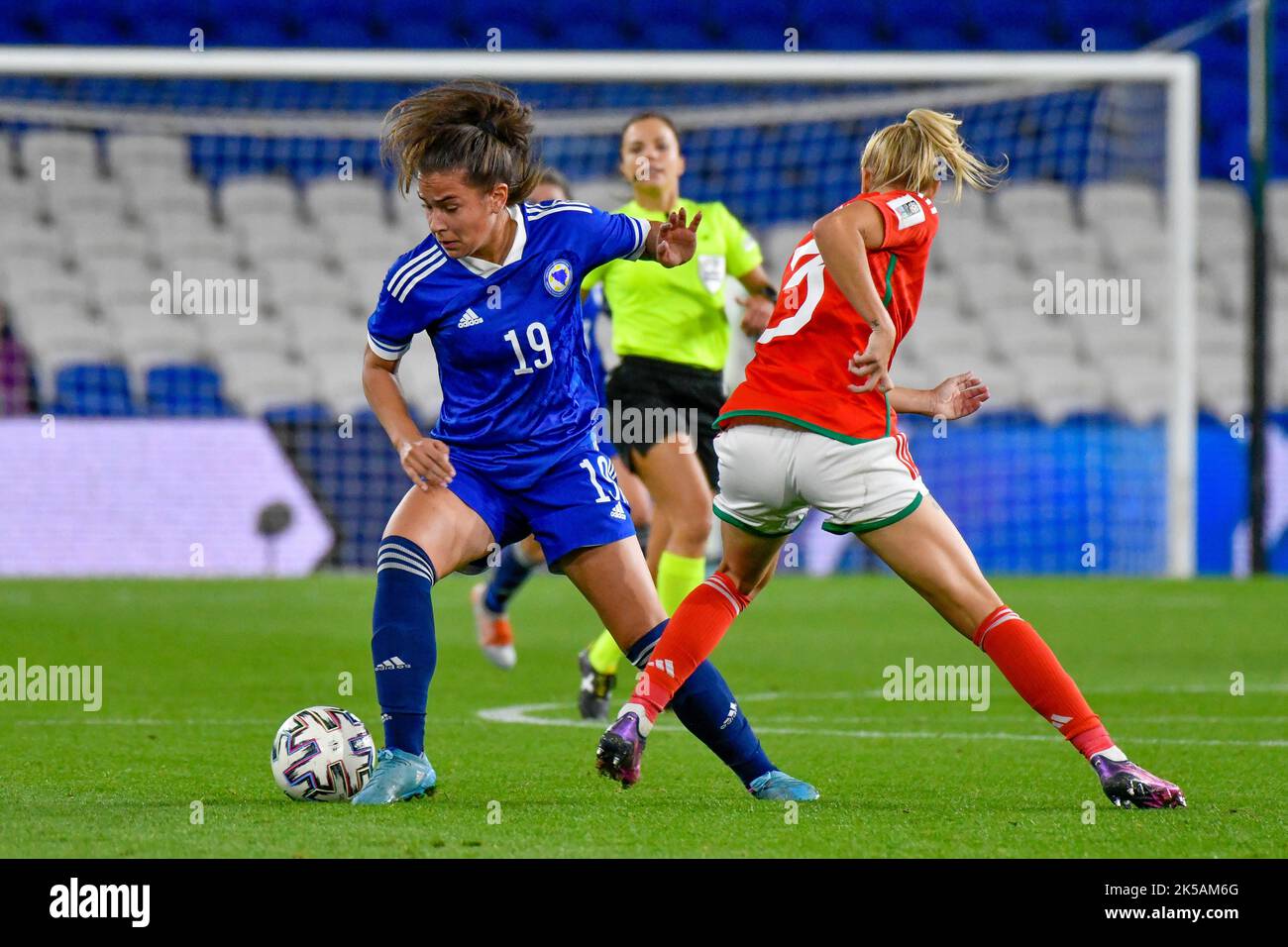 Cardiff, Wales. 6. Oktober 2022. Minela Gačanica aus Bosnien und Herzegowina kämpft am 6. Oktober 2022 im Cardiff City Stadium in Cardiff, Wales, Großbritannien, gegen Gemma Evans aus Wales während des FIFA Frauen-WM-Play-Off-Spiels zwischen Wales und Bosnien und Herzegowina. Quelle: Duncan Thomas/Majestic Media. Stockfoto Cardiff, Wales. 6. Oktober 2022. Minela Gačanica aus Bosnien und Herzegowina kämpft am 6. Oktober 2022 im Cardiff City Stadium in Cardiff, Wales, Großbritannien, gegen Gemma Evans aus Wales während des FIFA Frauen-WM-Play-Off-Spiels zwischen Wales und Bosnien und Herzegowina. Quelle: Duncan Thomas/Majestic Media. Stockfoto