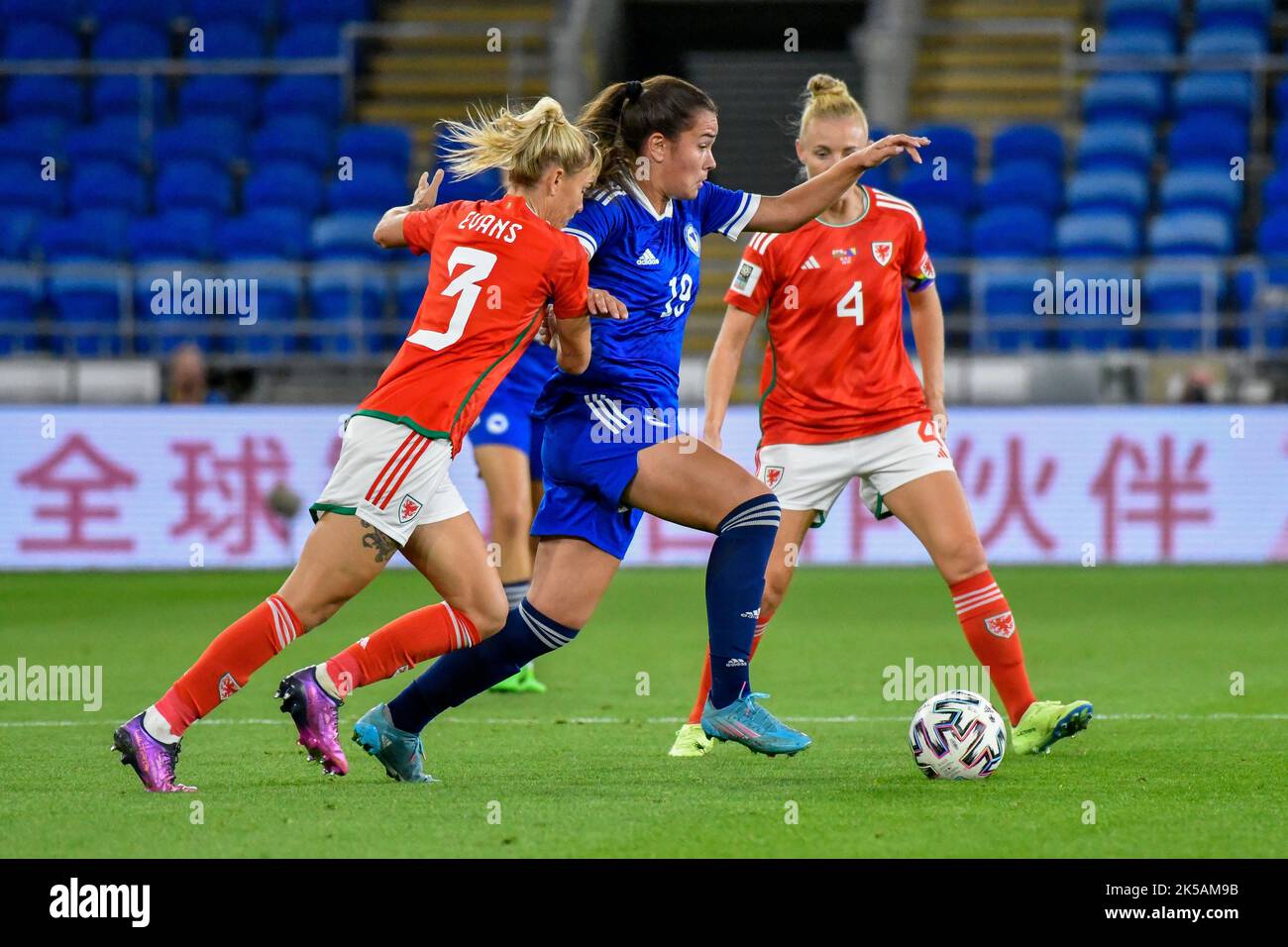 Cardiff, Wales. 6. Oktober 2022. Minela Gačanica aus Bosnien und Herzegowina kämpft am 6. Oktober 2022 im Cardiff City Stadium in Cardiff, Wales, Großbritannien, gegen Gemma Evans aus Wales und Sophie ingle aus Wales um den Besitz. Quelle: Duncan Thomas/Majestic Media. Stockfoto Cardiff, Wales. 6. Oktober 2022. Minela Gačanica aus Bosnien und Herzegowina kämpft am 6. Oktober 2022 im Cardiff City Stadium in Cardiff, Wales, Großbritannien, gegen Gemma Evans aus Wales und Sophie ingle aus Wales um den Besitz. Quelle: Duncan Thomas/Majestic Media. Stockfoto