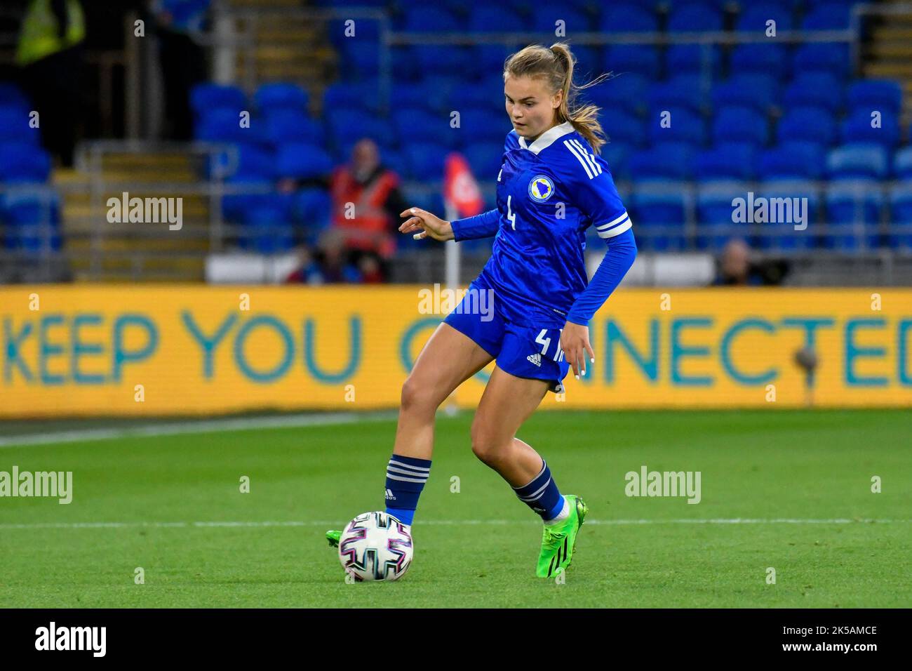 Cardiff, Wales. 6. Oktober 2022. Gloria Slišković aus Bosnien und Herzegowina in Aktion während des FIFA Frauen-WM-Play-Off-Spiels zwischen Wales und Bosnien und Herzegowina am 6. Oktober 2022 im Cardiff City Stadium in Cardiff, Wales, Großbritannien. Quelle: Duncan Thomas/Majestic Media. Stockfoto Cardiff, Wales. 6. Oktober 2022. Gloria Slišković aus Bosnien und Herzegowina in Aktion während des FIFA Frauen-WM-Play-Off-Spiels zwischen Wales und Bosnien und Herzegowina am 6. Oktober 2022 im Cardiff City Stadium in Cardiff, Wales, Großbritannien. Quelle: Duncan Thomas/Majestic Media. Stockfoto