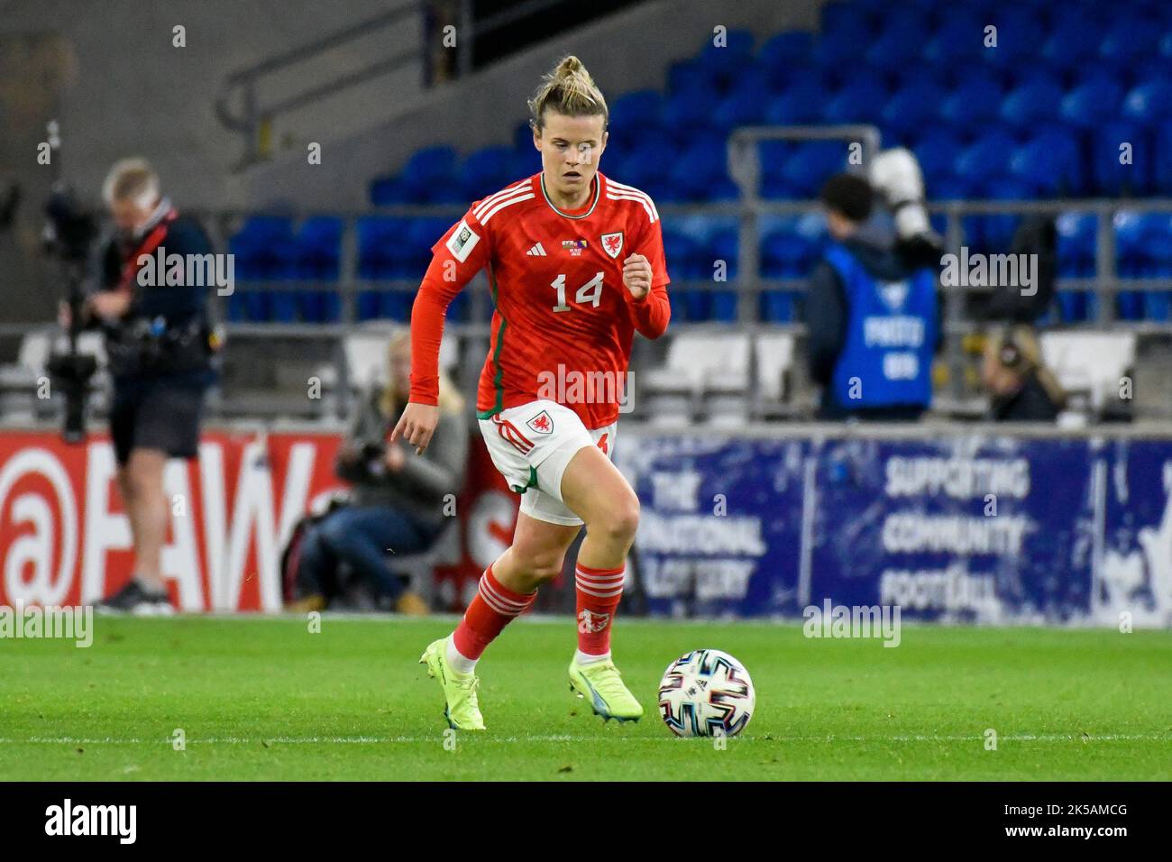 Cardiff, Wales. 6. Oktober 2022. Hayley Ladd aus Wales in Aktion während des FIFA Frauen-WM-Play-Off-Spiels zwischen Wales und Bosnien und Herzegowina am 6. Oktober 2022 im Cardiff City Stadium in Cardiff, Wales, Großbritannien. Quelle: Duncan Thomas/Majestic Media. Stockfoto Cardiff, Wales. 6. Oktober 2022. Hayley Ladd aus Wales in Aktion während des FIFA Frauen-WM-Play-Off-Spiels zwischen Wales und Bosnien und Herzegowina am 6. Oktober 2022 im Cardiff City Stadium in Cardiff, Wales, Großbritannien. Quelle: Duncan Thomas/Majestic Media. Stockfoto