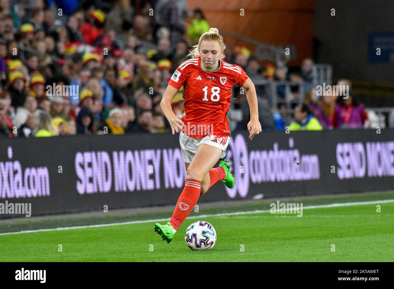 Cardiff, Wales. 6. Oktober 2022. Ceri Holland of Wales in Aktion während des FIFA Frauen-WM-Play-Off-Spiels zwischen Wales und Bosnien und Herzegowina am 6. Oktober 2022 im Cardiff City Stadium in Cardiff, Wales, Großbritannien. Quelle: Duncan Thomas/Majestic Media. Stockfoto Cardiff, Wales. 6. Oktober 2022. Ceri Holland of Wales in Aktion während des FIFA Frauen-WM-Play-Off-Spiels zwischen Wales und Bosnien und Herzegowina am 6. Oktober 2022 im Cardiff City Stadium in Cardiff, Wales, Großbritannien. Quelle: Duncan Thomas/Majestic Media. Stockfoto
