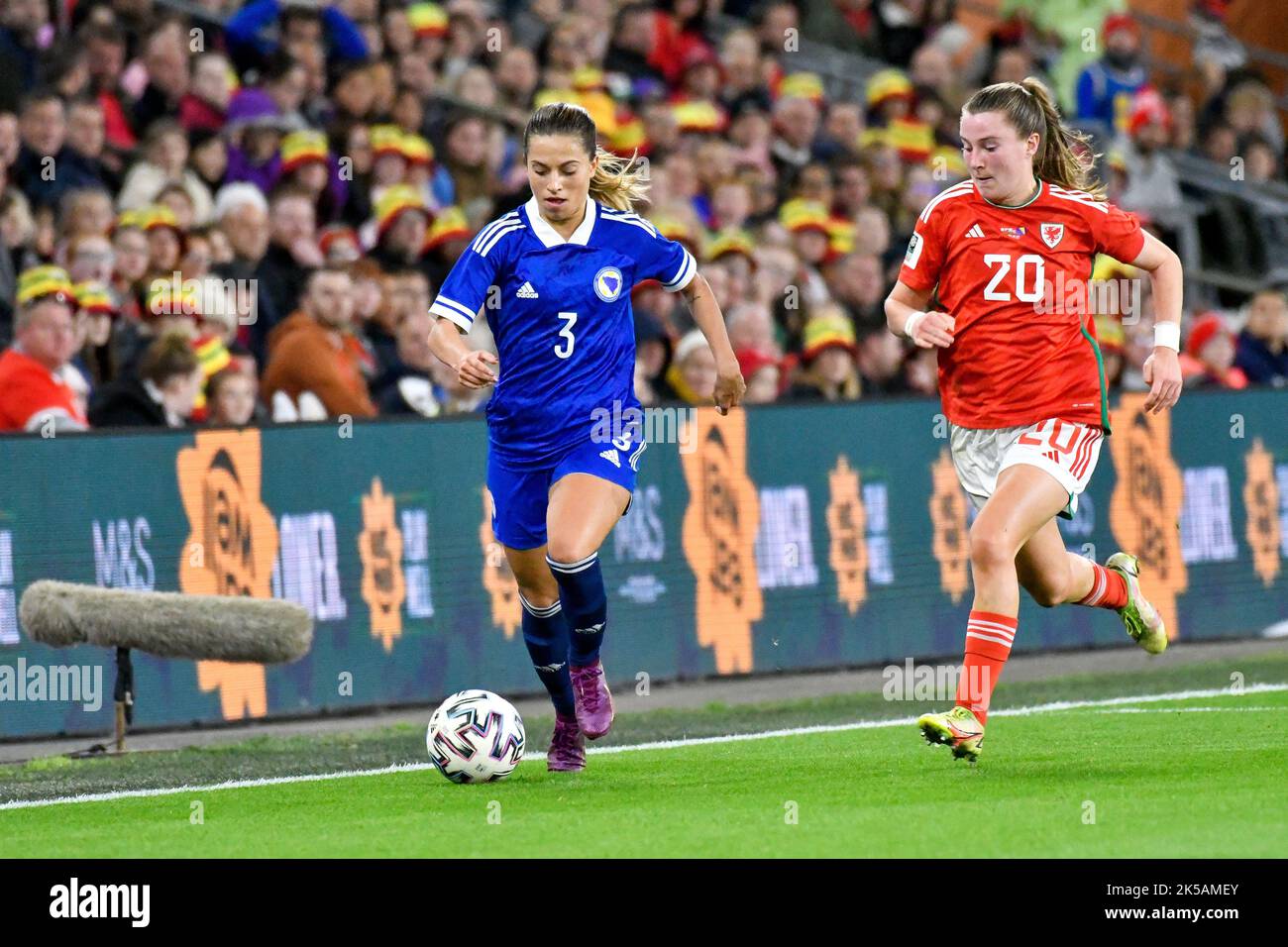 Cardiff, Wales. 6. Oktober 2022. Ena Šabanagić aus Bosnien und Herzegowina wurde am 6. Oktober 2022 unter dem Druck von Carrie Jones aus Wales während des FIFA Frauen-WM-Play-Off-Spiels zwischen Wales und Bosnien und Herzegowina im Cardiff City Stadium in Cardiff, Wales, Großbritannien, ausgetragen. Quelle: Duncan Thomas/Majestic Media. Stockfoto Cardiff, Wales. 6. Oktober 2022. Ena Šabanagić aus Bosnien und Herzegowina wurde am 6. Oktober 2022 unter dem Druck von Carrie Jones aus Wales während des FIFA Frauen-WM-Play-Off-Spiels zwischen Wales und Bosnien und Herzegowina im Cardiff City Stadium in Cardiff, Wales, Großbritannien, ausgetragen. Quelle: Duncan Thomas/Majestic Media. Stockfoto