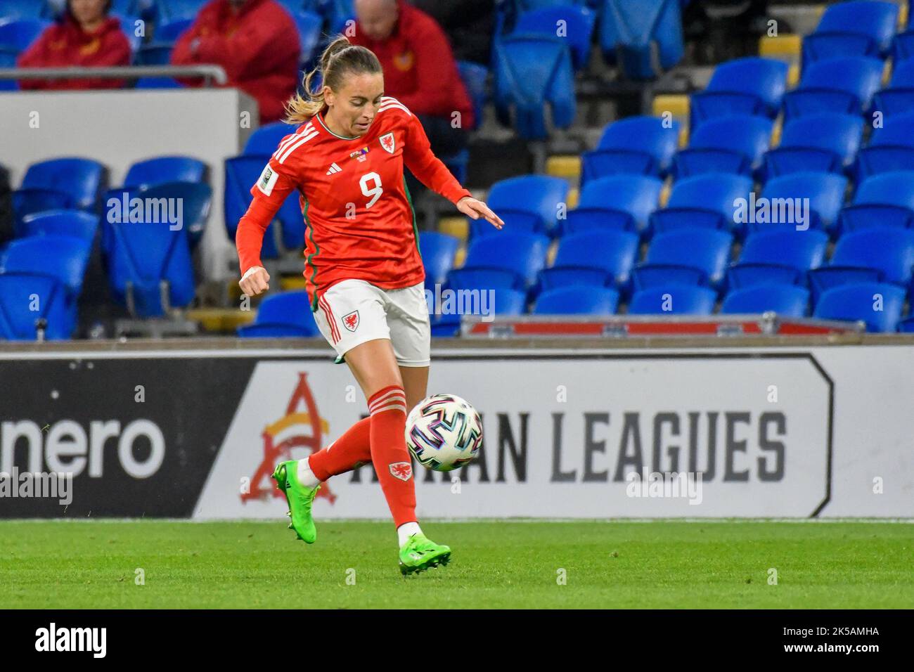 Cardiff, Wales. 6. Oktober 2022. Kayleigh Green aus Wales in Aktion beim FIFA Frauen-WM-Play-Off-Spiel zwischen Wales und Bosnien und Herzegowina am 6. Oktober 2022 im Cardiff City Stadium in Cardiff, Wales, Großbritannien. Quelle: Duncan Thomas/Majestic Media. Stockfoto Cardiff, Wales. 6. Oktober 2022. Kayleigh Green aus Wales in Aktion beim FIFA Frauen-WM-Play-Off-Spiel zwischen Wales und Bosnien und Herzegowina am 6. Oktober 2022 im Cardiff City Stadium in Cardiff, Wales, Großbritannien. Quelle: Duncan Thomas/Majestic Media. Stockfoto