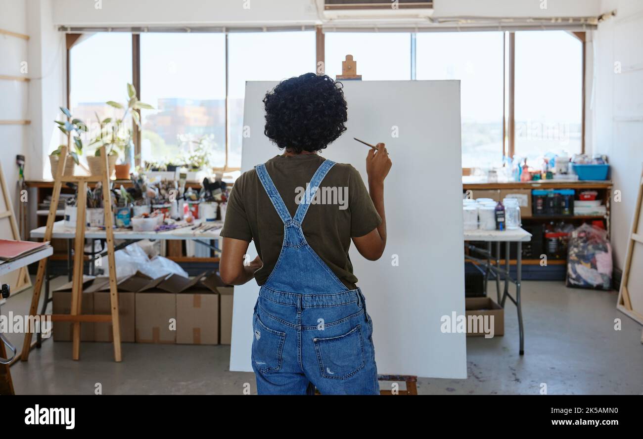 Frau Künstlerin, Malerei und starten Leinwand in Kunststudio für kreative Ausstellung, Design-Akademie und Studenten zu Hause Workshop, Schule oder Galerie. Zurück Stockfoto