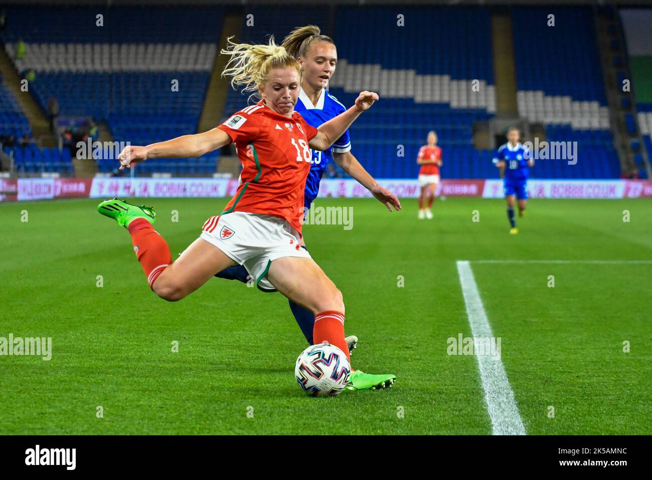 Cardiff, Wales. 6. Oktober 2022. Ceri Holland of Wales überquert den Ball beim FIFA Frauen-WM-Play-Off-Spiel zwischen Wales und Bosnien und Herzegowina am 6. Oktober 2022 im Cardiff City Stadium in Cardiff, Wales, Großbritannien. Quelle: Duncan Thomas/Majestic Media. Stockfoto Cardiff, Wales. 6. Oktober 2022. Ceri Holland of Wales überquert den Ball beim FIFA Frauen-WM-Play-Off-Spiel zwischen Wales und Bosnien und Herzegowina am 6. Oktober 2022 im Cardiff City Stadium in Cardiff, Wales, Großbritannien. Quelle: Duncan Thomas/Majestic Media. Stockfoto