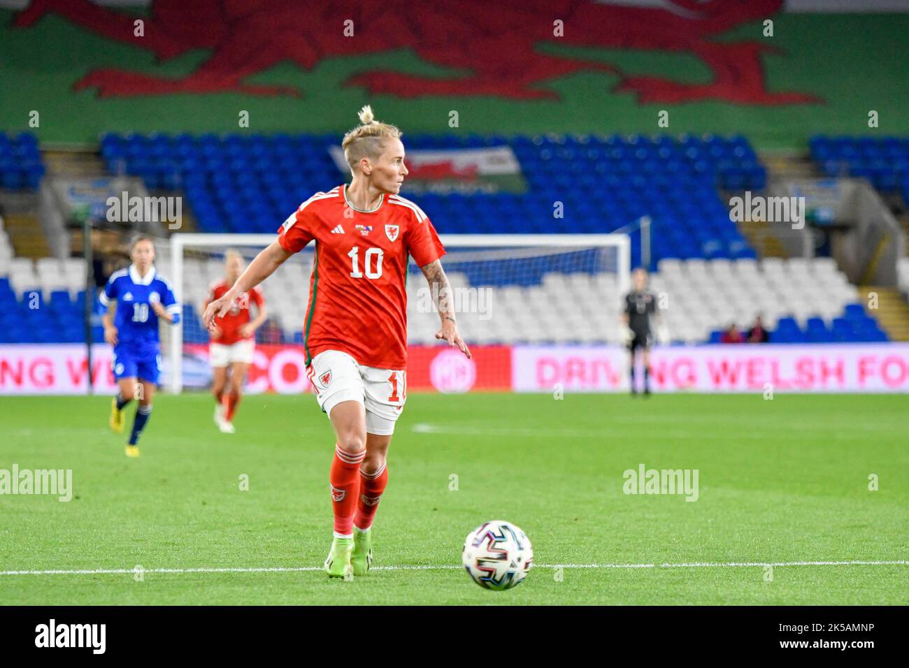 Cardiff, Wales. 6. Oktober 2022. Jess Fishlock aus Wales in Aktion während des FIFA Frauen-WM-Play-Off-Spiels zwischen Wales und Bosnien und Herzegowina am 6. Oktober 2022 im Cardiff City Stadium in Cardiff, Wales, Großbritannien. Quelle: Duncan Thomas/Majestic Media. Stockfoto Cardiff, Wales. 6. Oktober 2022. Jess Fishlock aus Wales in Aktion während des FIFA Frauen-WM-Play-Off-Spiels zwischen Wales und Bosnien und Herzegowina am 6. Oktober 2022 im Cardiff City Stadium in Cardiff, Wales, Großbritannien. Quelle: Duncan Thomas/Majestic Media. Stockfoto