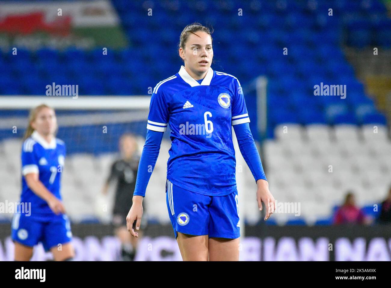 Cardiff, Wales. 6. Oktober 2022. Marija Milinković aus Bosnien und Herzegowina während des FIFA Frauen-WM-Play-Off-Spiels zwischen Wales und Bosnien und Herzegowina am 6. Oktober 2022 im Cardiff City Stadium in Cardiff, Wales, Großbritannien. Quelle: Duncan Thomas/Majestic Media. Stockfoto Cardiff, Wales. 6. Oktober 2022. Marija Milinković aus Bosnien und Herzegowina während des FIFA Frauen-WM-Play-Off-Spiels zwischen Wales und Bosnien und Herzegowina am 6. Oktober 2022 im Cardiff City Stadium in Cardiff, Wales, Großbritannien. Quelle: Duncan Thomas/Majestic Media. Stockfoto