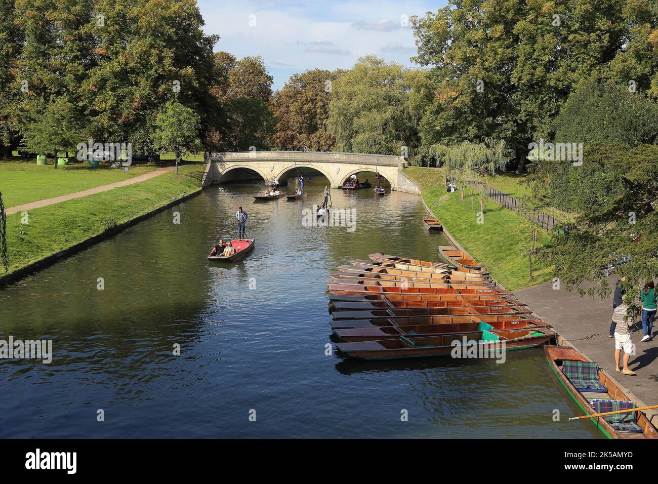 CAMBRIDGE, GROSSBRITANNIEN - 8. SEPTEMBER 2014: Dies ist der Fluss Сam, der durch die Stadt fließt, am Rücken von Universitätshochschulen. Stockfoto CAMBRIDGE, GROSSBRITANNIEN - 8. SEPTEMBER 2014: Dies ist der Fluss Сam, der durch die Stadt fließt, am Rücken von Universitätshochschulen. Stockfoto