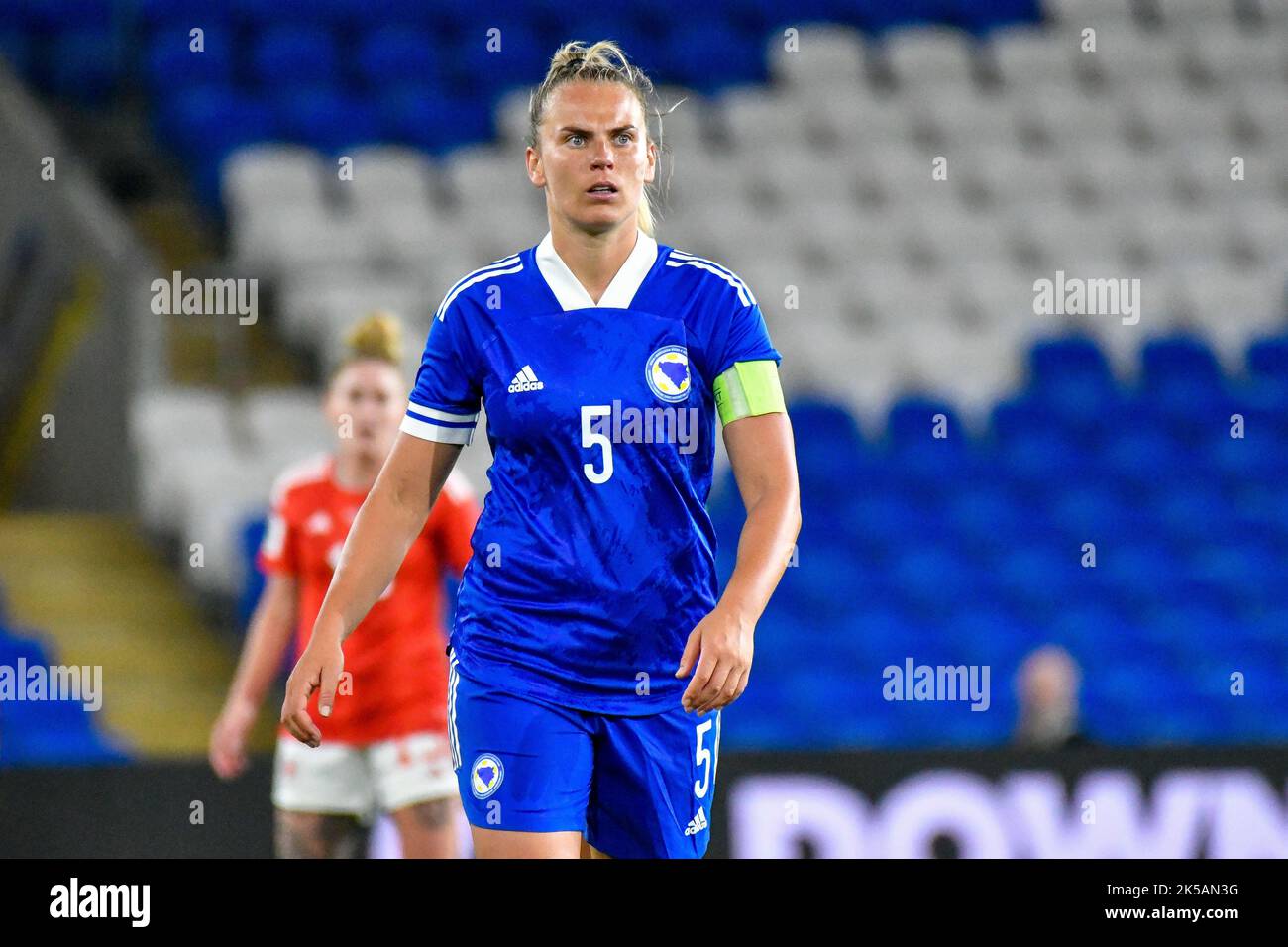 Cardiff, Wales. 6. Oktober 2022. Melisa Hasanbegović aus Bosnien und Herzegowina während des FIFA Frauen-WM-Play-Off-Spiels zwischen Wales und Bosnien und Herzegowina am 6. Oktober 2022 im Cardiff City Stadium in Cardiff, Wales, Großbritannien. Quelle: Duncan Thomas/Majestic Media. Stockfoto Cardiff, Wales. 6. Oktober 2022. Melisa Hasanbegović aus Bosnien und Herzegowina während des FIFA Frauen-WM-Play-Off-Spiels zwischen Wales und Bosnien und Herzegowina am 6. Oktober 2022 im Cardiff City Stadium in Cardiff, Wales, Großbritannien. Quelle: Duncan Thomas/Majestic Media. Stockfoto