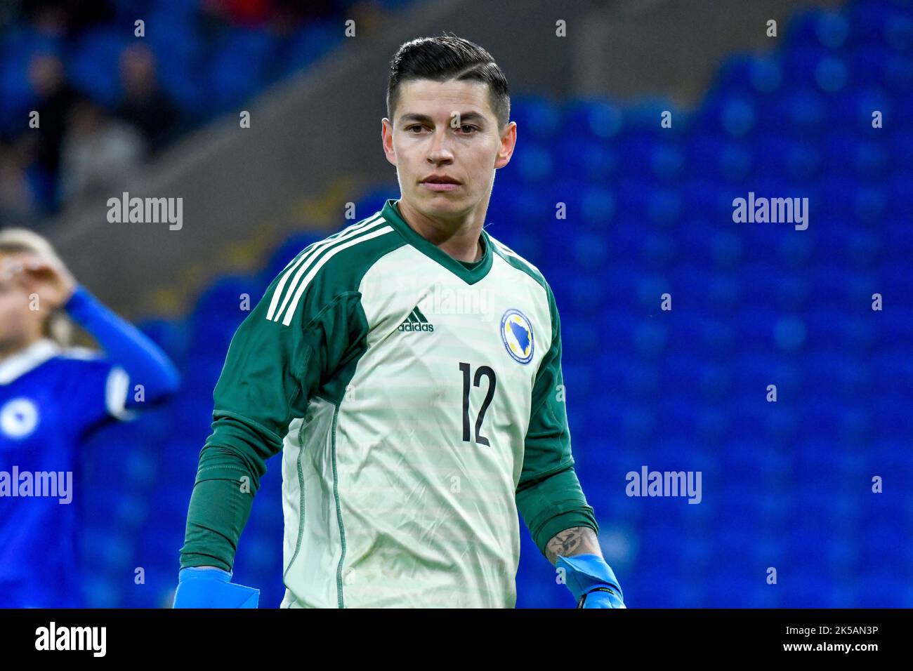Cardiff, Wales. 6. Oktober 2022. Torhüterin Almina Hodžić aus Bosnien und Herzegowina beim FIFA Frauen-WM-Play-Off-Spiel zwischen Wales und Bosnien und Herzegowina am 6. Oktober 2022 im Cardiff City Stadium in Cardiff, Wales, Großbritannien. Quelle: Duncan Thomas/Majestic Media. Stockfoto Cardiff, Wales. 6. Oktober 2022. Torhüterin Almina Hodžić aus Bosnien und Herzegowina beim FIFA Frauen-WM-Play-Off-Spiel zwischen Wales und Bosnien und Herzegowina am 6. Oktober 2022 im Cardiff City Stadium in Cardiff, Wales, Großbritannien. Quelle: Duncan Thomas/Majestic Media. Stockfoto