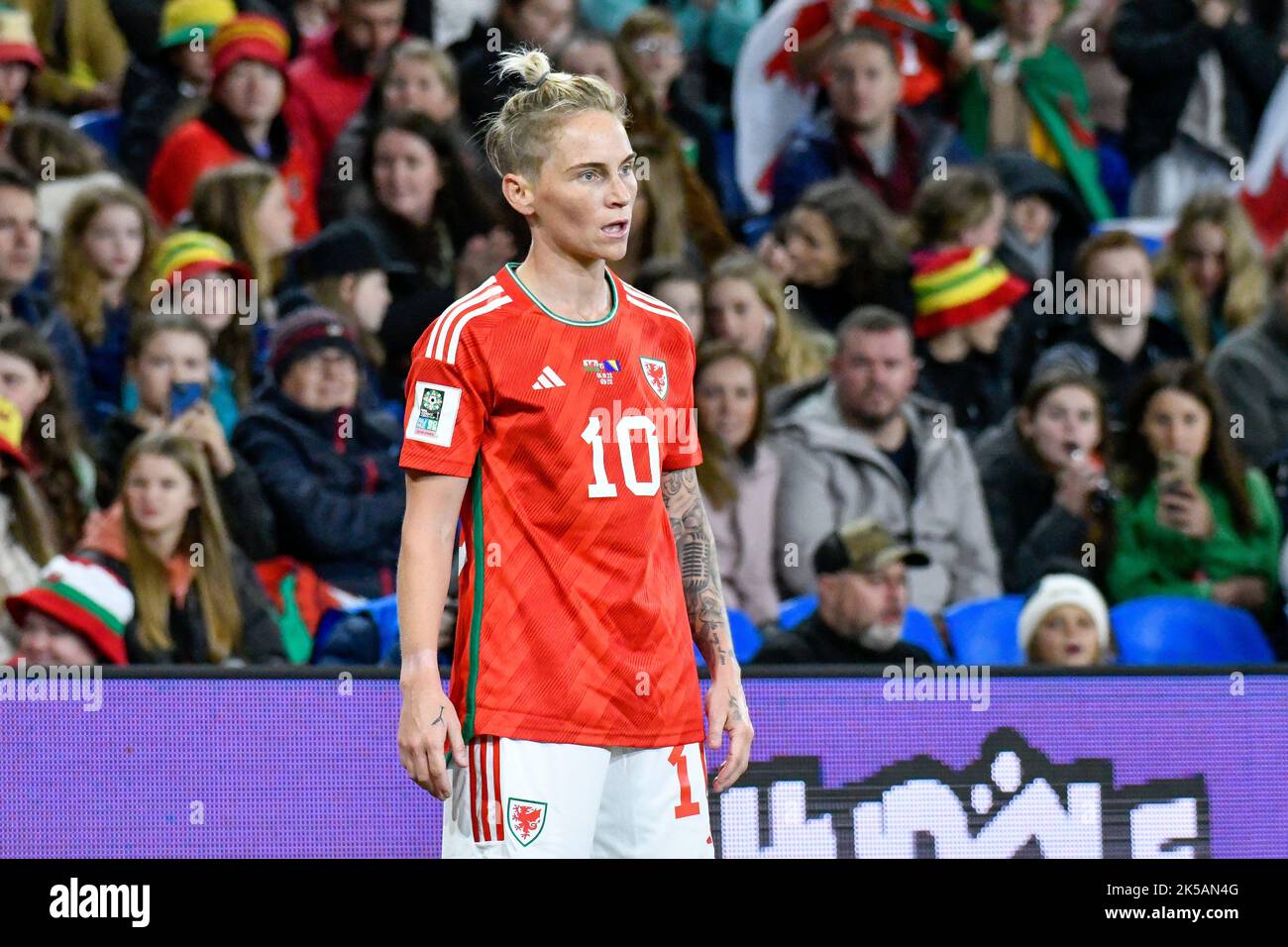 Cardiff, Wales. 6. Oktober 2022. Jess Fishlock aus Wales während des FIFA Frauen-WM-Play-Off-Spiels zwischen Wales und Bosnien und Herzegowina am 6. Oktober 2022 im Cardiff City Stadium in Cardiff, Wales, Großbritannien. Quelle: Duncan Thomas/Majestic Media. Stockfoto Cardiff, Wales. 6. Oktober 2022. Jess Fishlock aus Wales während des FIFA Frauen-WM-Play-Off-Spiels zwischen Wales und Bosnien und Herzegowina am 6. Oktober 2022 im Cardiff City Stadium in Cardiff, Wales, Großbritannien. Quelle: Duncan Thomas/Majestic Media. Stockfoto