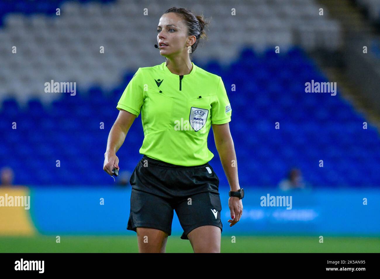 Cardiff, Wales. 6. Oktober 2022. Matchreferentin Marta Huerta De Aza während des FIFA Frauen-WM-Play-Off-Spiels zwischen Wales und Bosnien und Herzegowina am 6. Oktober 2022 im Cardiff City Stadium in Cardiff, Wales, Großbritannien. Quelle: Duncan Thomas/Majestic Media. Stockfoto Cardiff, Wales. 6. Oktober 2022. Matchreferentin Marta Huerta De Aza während des FIFA Frauen-WM-Play-Off-Spiels zwischen Wales und Bosnien und Herzegowina am 6. Oktober 2022 im Cardiff City Stadium in Cardiff, Wales, Großbritannien. Quelle: Duncan Thomas/Majestic Media. Stockfoto