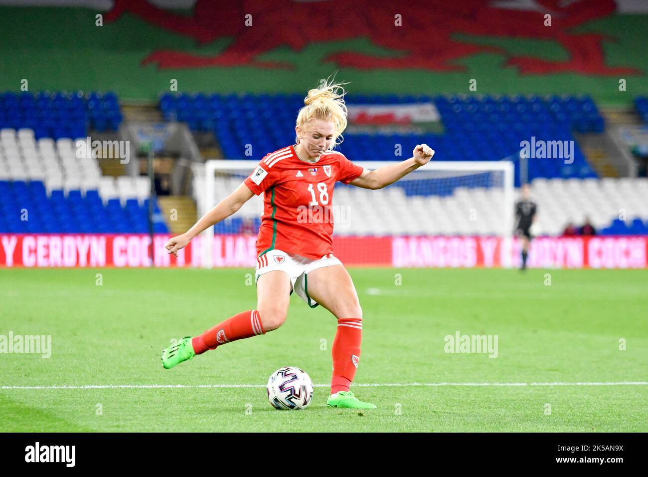 Cardiff, Wales. 6. Oktober 2022. Ceri Holland of Wales in Aktion während des FIFA Frauen-WM-Play-Off-Spiels zwischen Wales und Bosnien und Herzegowina am 6. Oktober 2022 im Cardiff City Stadium in Cardiff, Wales, Großbritannien. Quelle: Duncan Thomas/Majestic Media. Stockfoto Cardiff, Wales. 6. Oktober 2022. Ceri Holland of Wales in Aktion während des FIFA Frauen-WM-Play-Off-Spiels zwischen Wales und Bosnien und Herzegowina am 6. Oktober 2022 im Cardiff City Stadium in Cardiff, Wales, Großbritannien. Quelle: Duncan Thomas/Majestic Media. Stockfoto