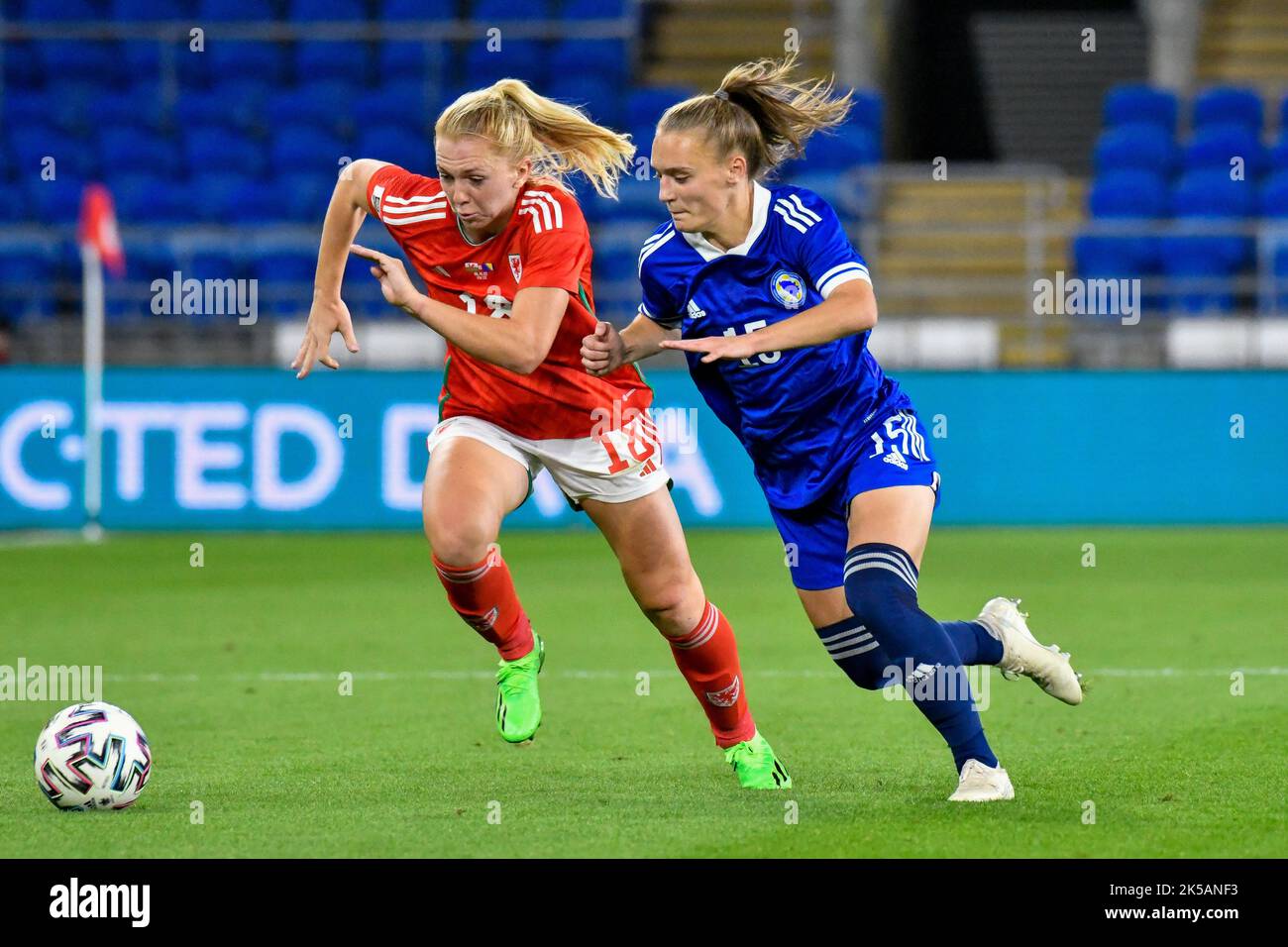 Cardiff, Wales. 6. Oktober 2022. Ceri Holland von Wales wetteiferte um den Besitz von Andrea Gavrić aus Bosnien und Herzegowina während des FIFA Frauen-WM-Play-Off-Spiels zwischen Wales und Bosnien und Herzegowina am 6. Oktober 2022 im Cardiff City Stadium in Cardiff, Wales, Großbritannien. Quelle: Duncan Thomas/Majestic Media. Stockfoto Cardiff, Wales. 6. Oktober 2022. Ceri Holland von Wales wetteiferte um den Besitz von Andrea Gavrić aus Bosnien und Herzegowina während des FIFA Frauen-WM-Play-Off-Spiels zwischen Wales und Bosnien und Herzegowina am 6. Oktober 2022 im Cardiff City Stadium in Cardiff, Wales, Großbritannien. Quelle: Duncan Thomas/Majestic Media. Stockfoto
