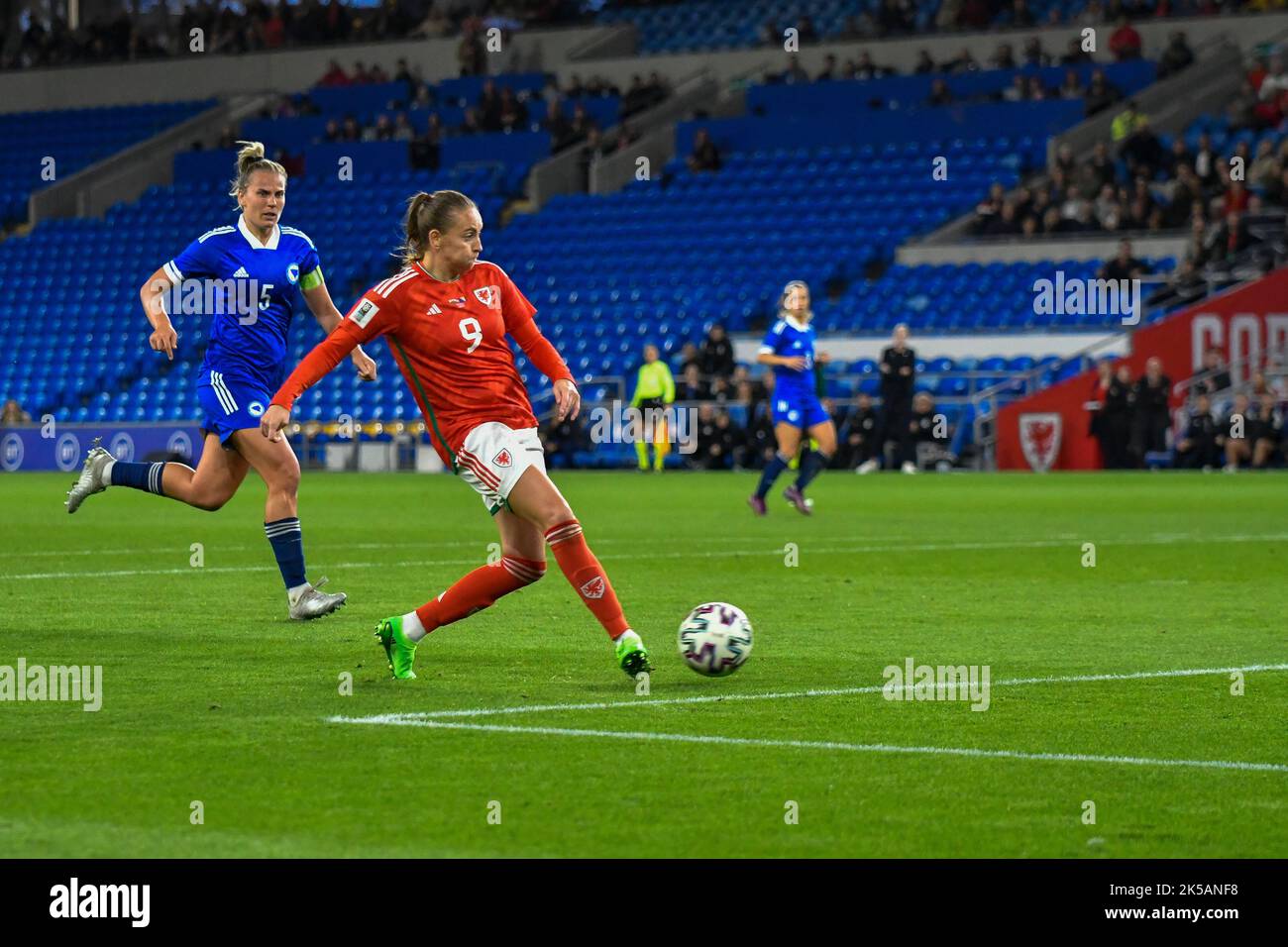 Cardiff, Wales. 6. Oktober 2022. Kayleigh Green aus Wales schieß am 6. Oktober 2022 beim FIFA Frauen-WM-Play-Off-Spiel zwischen Wales und Bosnien und Herzegowina im Cardiff City Stadium in Cardiff, Wales, Großbritannien, auf das Tor. Quelle: Duncan Thomas/Majestic Media. Stockfoto Cardiff, Wales. 6. Oktober 2022. Kayleigh Green aus Wales schieß am 6. Oktober 2022 beim FIFA Frauen-WM-Play-Off-Spiel zwischen Wales und Bosnien und Herzegowina im Cardiff City Stadium in Cardiff, Wales, Großbritannien, auf das Tor. Quelle: Duncan Thomas/Majestic Media. Stockfoto