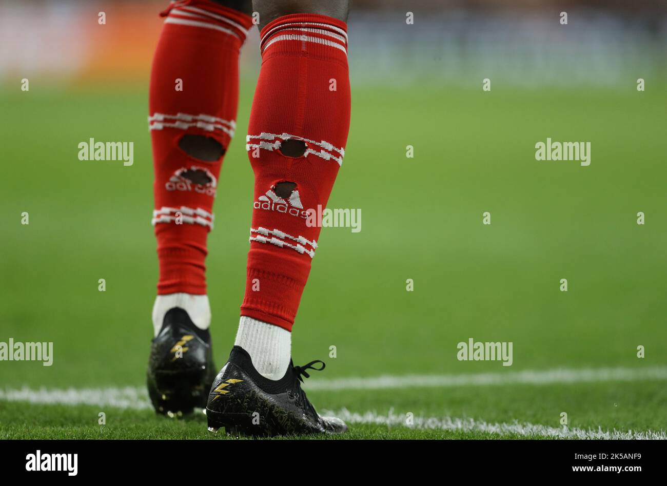 London, England, 6.. Oktober 2022. Ein Blick auf die Socken von Bukayo Saka aus Arsenal, die während des Spiels der UEFA Europa League im Emirates Stadium in London Löcher haben. Bildnachweis sollte lauten: Paul Terry / Sportimage Stockfoto