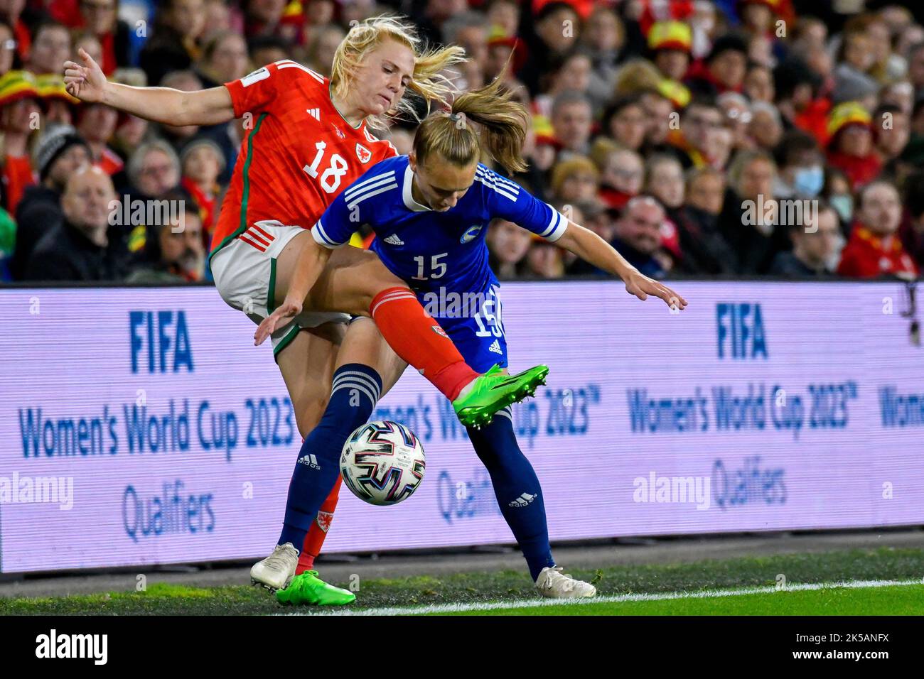 Cardiff, Wales. 6. Oktober 2022. Ceri Holland von Wales kämpft am 6. Oktober 2022 im Cardiff City Stadium in Cardiff, Wales, Großbritannien, mit Andrea Gavrić aus Bosnien und Herzegowina während des FIFA Frauen-WM-Play-Off-Spiels zwischen Wales und Bosnien und Herzegowina. Quelle: Duncan Thomas/Majestic Media. Stockfoto Cardiff, Wales. 6. Oktober 2022. Ceri Holland von Wales kämpft am 6. Oktober 2022 im Cardiff City Stadium in Cardiff, Wales, Großbritannien, mit Andrea Gavrić aus Bosnien und Herzegowina während des FIFA Frauen-WM-Play-Off-Spiels zwischen Wales und Bosnien und Herzegowina. Quelle: Duncan Thomas/Majestic Media. Stockfoto