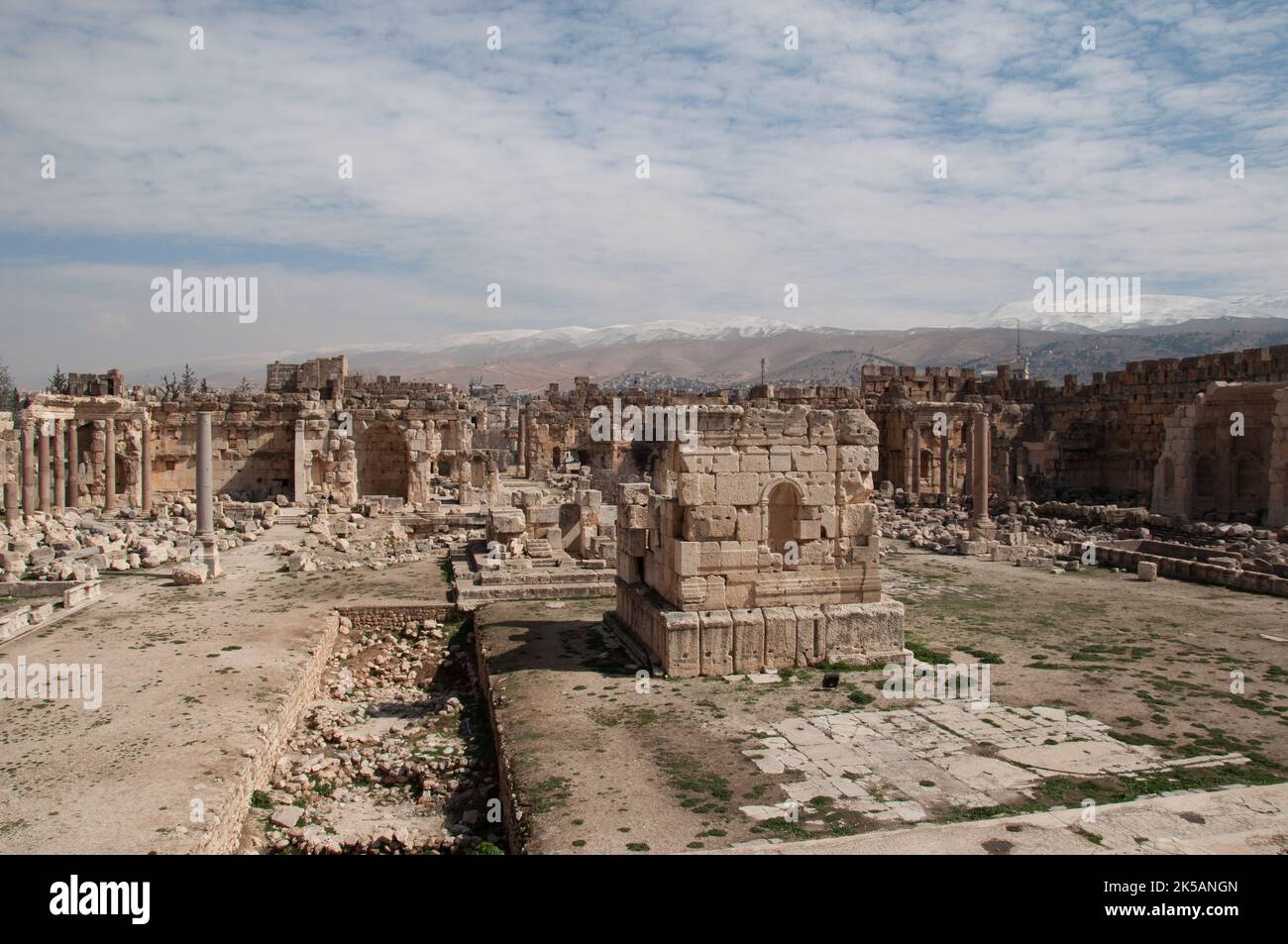 Vorplatz, Heliopolis, Römische Überreste, Baalbek, Libanon, Naher Osten. Schneebedeckte Berge (Anti-Libanon-Gebirge) im Hintergrund. Stockfoto