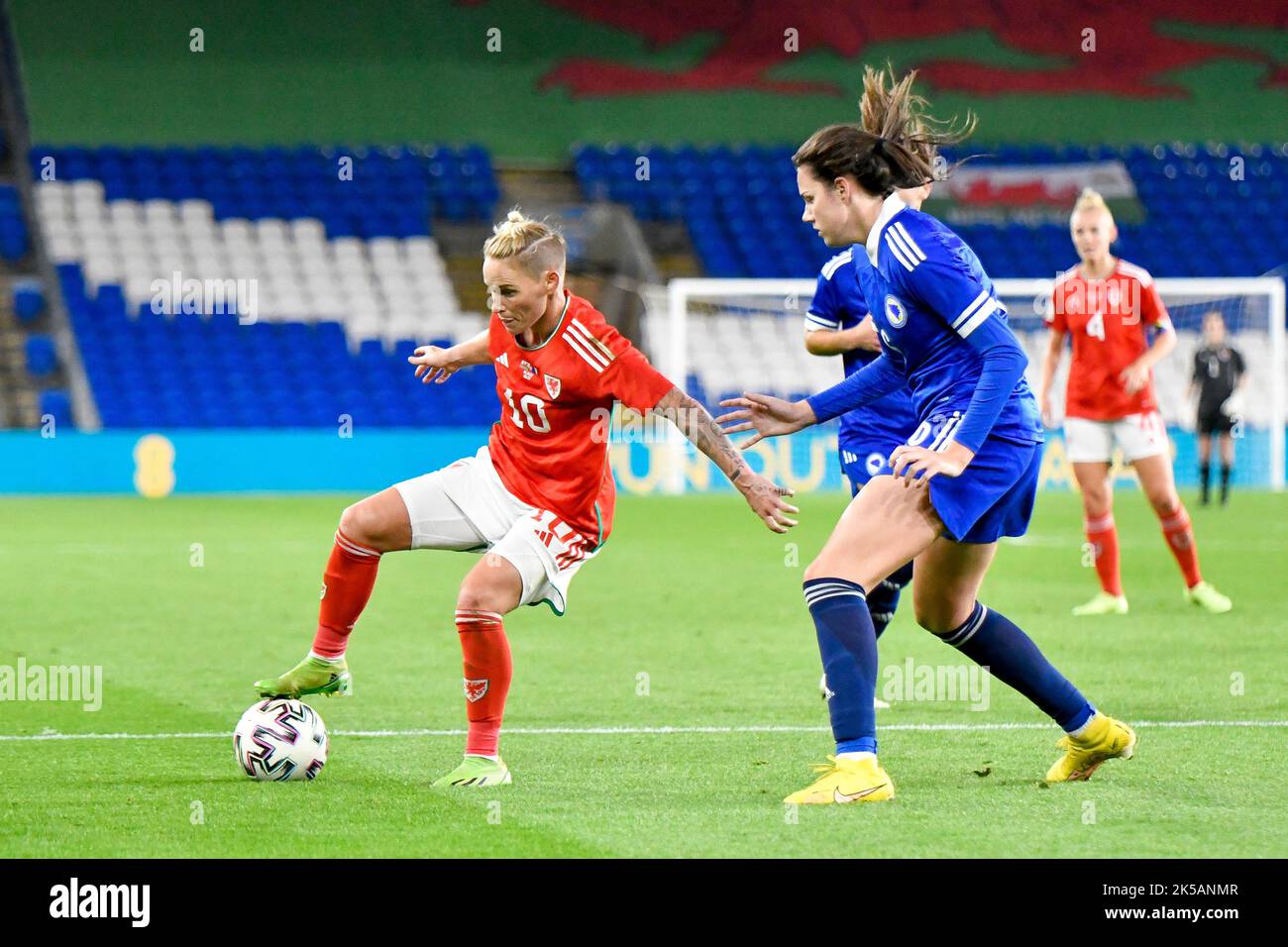 Cardiff, Wales. 6. Oktober 2022. Jess Fishlock aus Wales hält die Herausforderung von Marija Milinković aus Bosnien und Herzegowina während des FIFA Frauen-WM-Play-Off-Spiels zwischen Wales und Bosnien und Herzegowina am 6. Oktober 2022 im Cardiff City Stadium in Cardiff, Wales, Großbritannien, ab. Quelle: Duncan Thomas/Majestic Media. Stockfoto Cardiff, Wales. 6. Oktober 2022. Jess Fishlock aus Wales hält die Herausforderung von Marija Milinković aus Bosnien und Herzegowina während des FIFA Frauen-WM-Play-Off-Spiels zwischen Wales und Bosnien und Herzegowina am 6. Oktober 2022 im Cardiff City Stadium in Cardiff, Wales, Großbritannien, ab. Quelle: Duncan Thomas/Majestic Media. Stockfoto