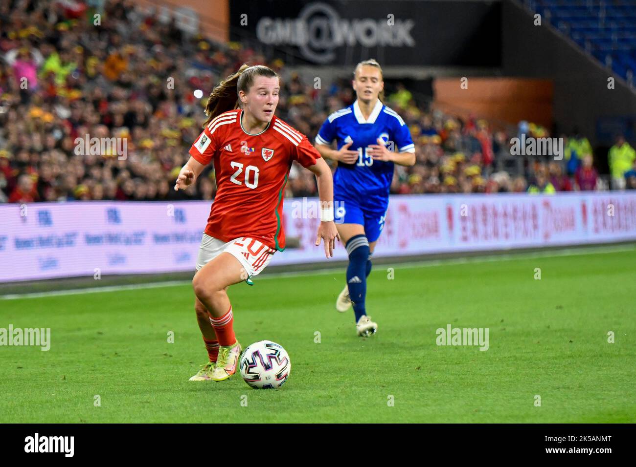 Cardiff, Wales. 6. Oktober 2022. Carrie Jones aus Wales in Aktion während des FIFA Frauen-WM-Play-Off-Spiels zwischen Wales und Bosnien und Herzegowina am 6. Oktober 2022 im Cardiff City Stadium in Cardiff, Wales, Großbritannien. Quelle: Duncan Thomas/Majestic Media. Stockfoto Cardiff, Wales. 6. Oktober 2022. Carrie Jones aus Wales in Aktion während des FIFA Frauen-WM-Play-Off-Spiels zwischen Wales und Bosnien und Herzegowina am 6. Oktober 2022 im Cardiff City Stadium in Cardiff, Wales, Großbritannien. Quelle: Duncan Thomas/Majestic Media. Stockfoto