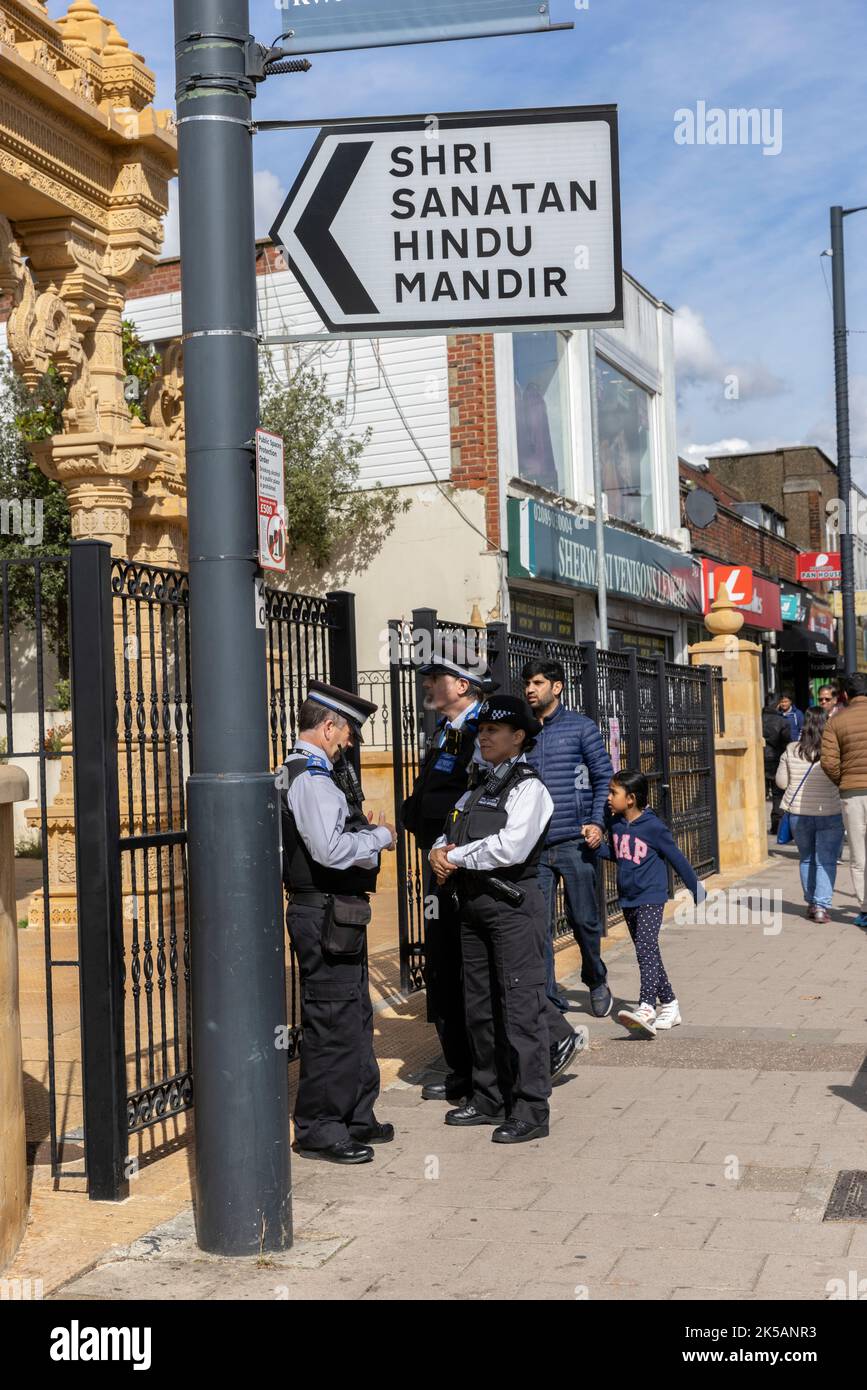 Metropolitan Police Halten Sie ein Auge außerhalb des Shree Santa Hindu Temple und der Umgebung der Ealing Road in Wembley, London, England, United King Stockfoto