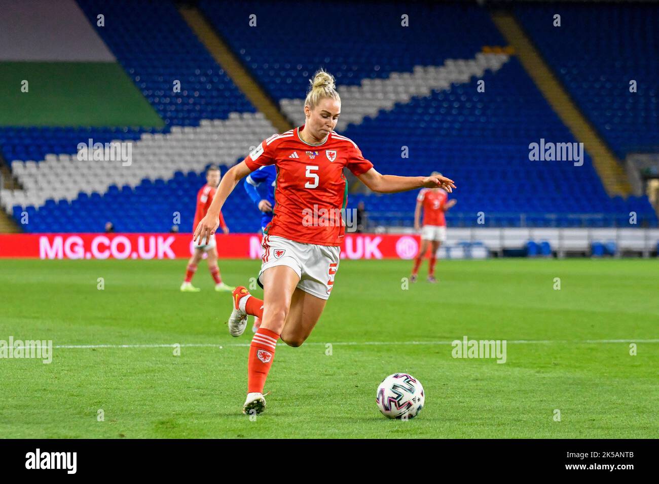 Cardiff, Wales. 6. Oktober 2022. Rhiannon Roberts aus Wales in Aktion beim FIFA Frauen-WM-Play-Off-Spiel zwischen Wales und Bosnien und Herzegowina am 6. Oktober 2022 im Cardiff City Stadium in Cardiff, Wales, Großbritannien. Quelle: Duncan Thomas/Majestic Media. Stockfoto Cardiff, Wales. 6. Oktober 2022. Rhiannon Roberts aus Wales in Aktion beim FIFA Frauen-WM-Play-Off-Spiel zwischen Wales und Bosnien und Herzegowina am 6. Oktober 2022 im Cardiff City Stadium in Cardiff, Wales, Großbritannien. Quelle: Duncan Thomas/Majestic Media. Stockfoto