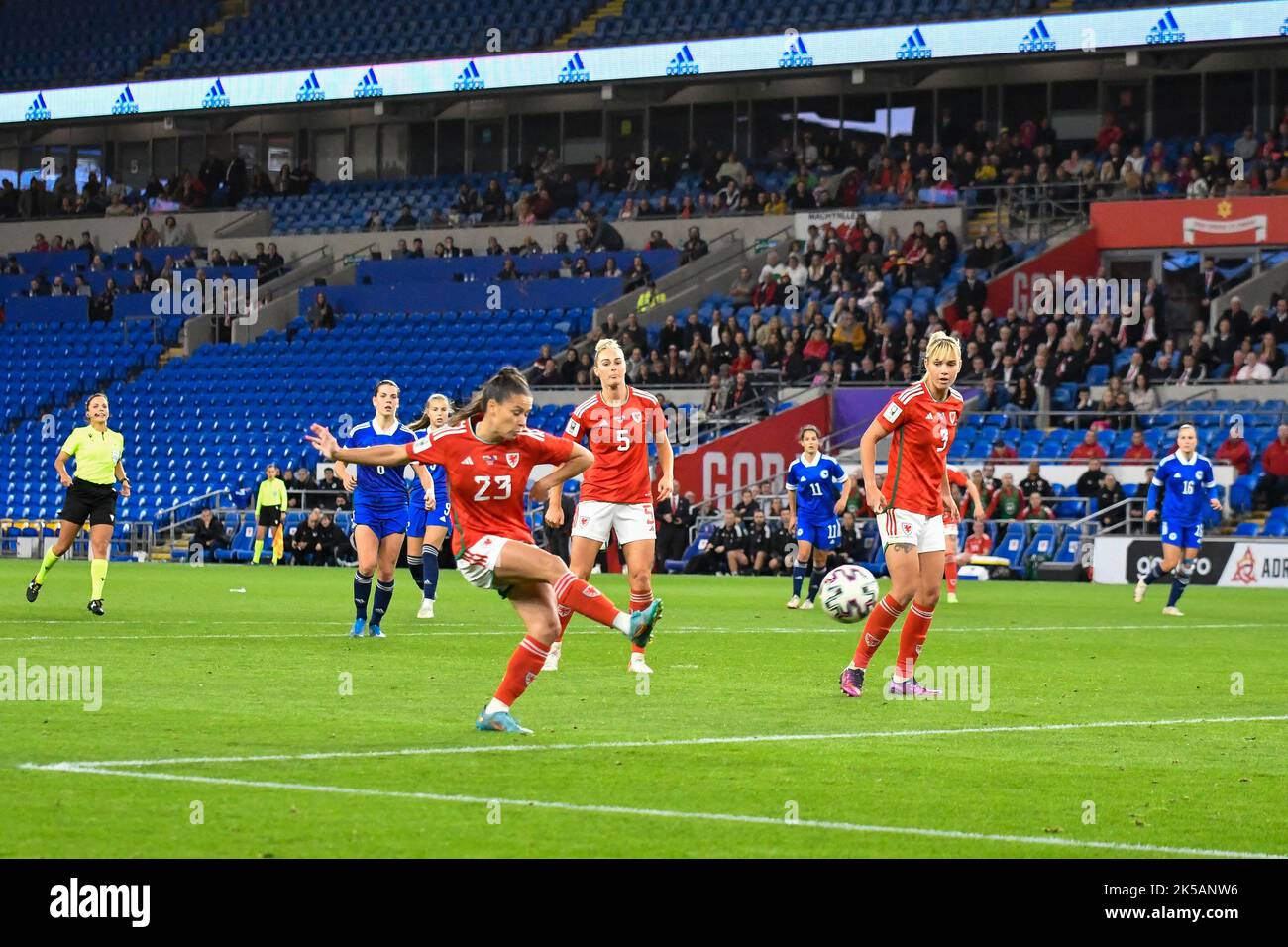Cardiff, Wales. 6. Oktober 2022. Ffion Morgan von Wales macht am 6. Oktober 2022 einen Schuss während des FIFA Frauen-WM-Play-Off-Spiels zwischen Wales und Bosnien und Herzegowina im Cardiff City Stadium in Cardiff, Wales, Großbritannien. Quelle: Duncan Thomas/Majestic Media. Stockfoto Cardiff, Wales. 6. Oktober 2022. Ffion Morgan von Wales macht am 6. Oktober 2022 einen Schuss während des FIFA Frauen-WM-Play-Off-Spiels zwischen Wales und Bosnien und Herzegowina im Cardiff City Stadium in Cardiff, Wales, Großbritannien. Quelle: Duncan Thomas/Majestic Media. Stockfoto