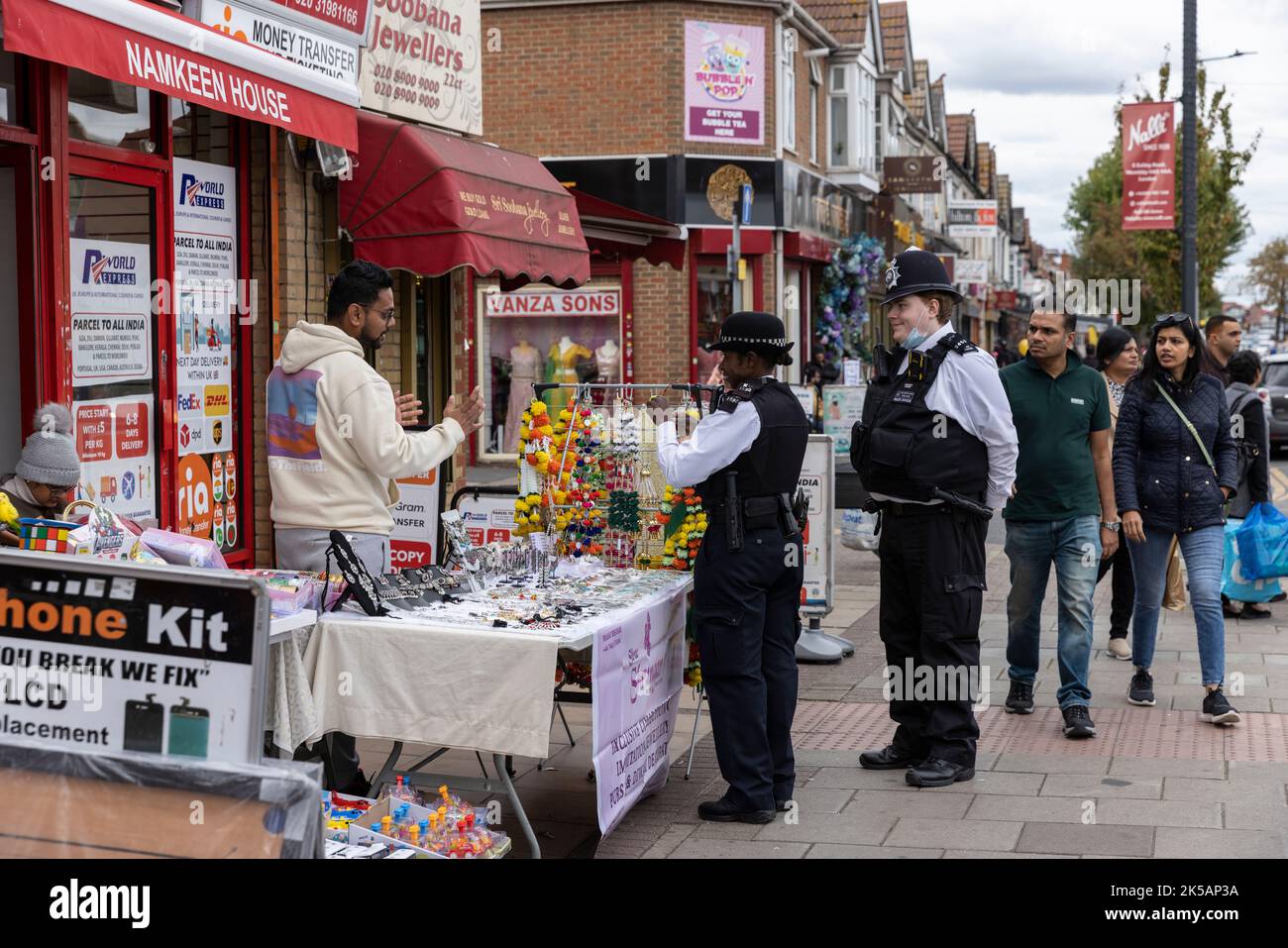 Metropolitan Police Halten Sie ein Auge außerhalb des Shree Santa Hindu Temple und der Umgebung der Ealing Road in Wembley, London, England, United King Stockfoto