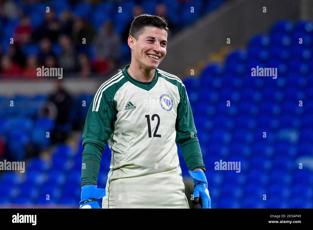 Cardiff, Wales. 6. Oktober 2022. Torhüterin Almina Hodžić aus Bosnien und Herzegowina lächelt am 6. Oktober 2022 während des FIFA Frauen-WM-Play-Off-Spiels zwischen Wales und Bosnien und Herzegowina im Cardiff City Stadium in Cardiff, Wales, Großbritannien, die Menge an. Quelle: Duncan Thomas/Majestic Media. Stockfoto Cardiff, Wales. 6. Oktober 2022. Torhüterin Almina Hodžić aus Bosnien und Herzegowina lächelt am 6. Oktober 2022 während des FIFA Frauen-WM-Play-Off-Spiels zwischen Wales und Bosnien und Herzegowina im Cardiff City Stadium in Cardiff, Wales, Großbritannien, die Menge an. Quelle: Duncan Thomas/Majestic Media. Stockfoto