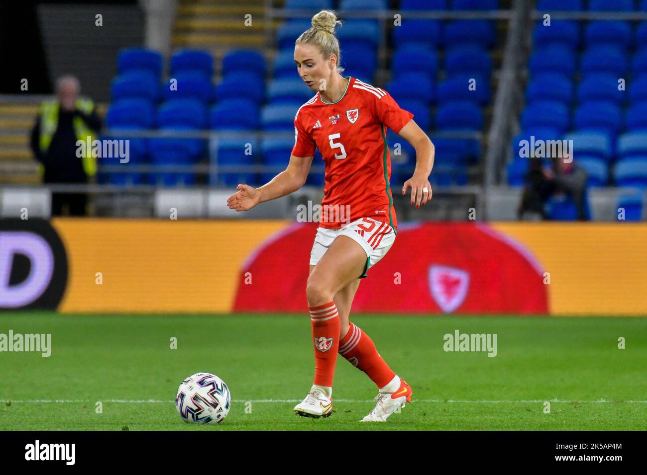 Cardiff, Wales. 6. Oktober 2022. Rhiannon Roberts aus Wales in Aktion beim FIFA Frauen-WM-Play-Off-Spiel zwischen Wales und Bosnien und Herzegowina am 6. Oktober 2022 im Cardiff City Stadium in Cardiff, Wales, Großbritannien. Quelle: Duncan Thomas/Majestic Media. Stockfoto Cardiff, Wales. 6. Oktober 2022. Rhiannon Roberts aus Wales in Aktion beim FIFA Frauen-WM-Play-Off-Spiel zwischen Wales und Bosnien und Herzegowina am 6. Oktober 2022 im Cardiff City Stadium in Cardiff, Wales, Großbritannien. Quelle: Duncan Thomas/Majestic Media. Stockfoto
