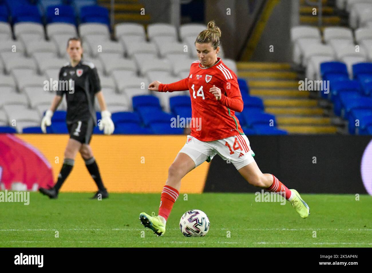 Cardiff, Wales. 6. Oktober 2022. Hayley Ladd aus Wales in Aktion während des FIFA Frauen-WM-Play-Off-Spiels zwischen Wales und Bosnien und Herzegowina am 6. Oktober 2022 im Cardiff City Stadium in Cardiff, Wales, Großbritannien. Quelle: Duncan Thomas/Majestic Media. Stockfoto Cardiff, Wales. 6. Oktober 2022. Hayley Ladd aus Wales in Aktion während des FIFA Frauen-WM-Play-Off-Spiels zwischen Wales und Bosnien und Herzegowina am 6. Oktober 2022 im Cardiff City Stadium in Cardiff, Wales, Großbritannien. Quelle: Duncan Thomas/Majestic Media. Stockfoto