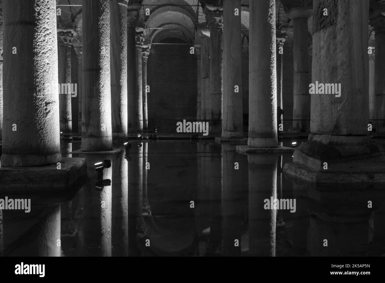 Yerebatan Palace - Basilika Zisterne in Istanbul. Es ist einer der beliebtesten touristischen Orte in Istanbul. Schwarz-Weiß-Foto Stockfoto